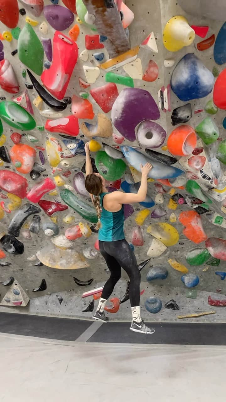 ユリア・フィシェルのインスタグラム：「Continuing the trend with some February wins 🐥 first comp of the season this weekend! Super excited 🤙  . . @scarpa_at @rewhiteclimbing @austriaclimbing @olympiazentrumtirol #climbing #bouldering #training #fitness #climb #klettern #itscomptime」