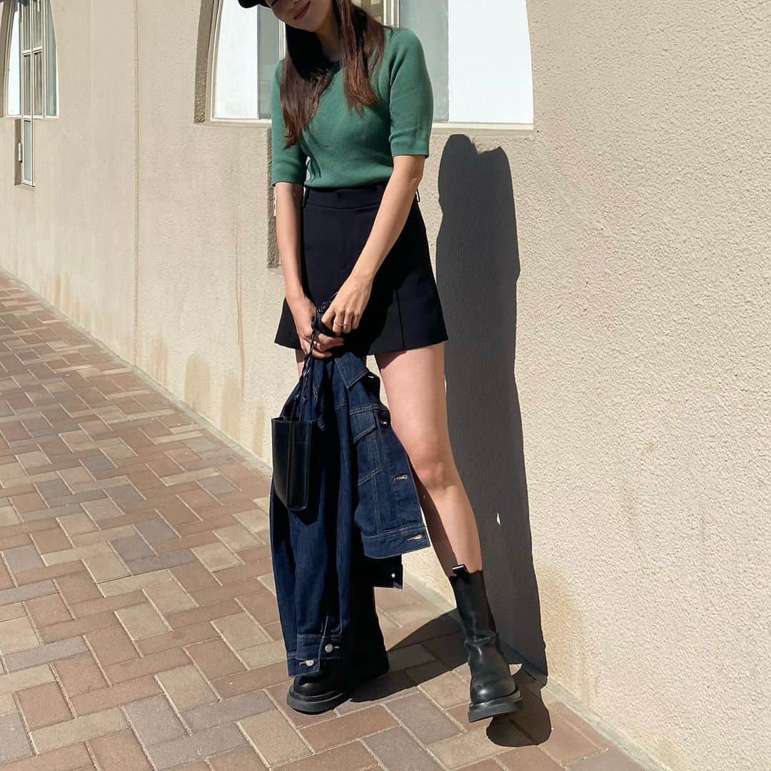 のインスタグラム：「最近気付いた グリーンに目が行くことを  このトップスも何色にしようかなぁっと見てたら この色にしか目がいかなかった🫣  ピンクの時はピンクばっかり目が行くけど 今はグリーンなんだろね🤭  基本、白黒ばっかりだけど  ちなみにこのトップスUVカット加工されてるみたい✨  @kobe_lettuce の✨  カーディガンも見てみよ  outer. #gu tops. #kobelettuce  bottom. #zara 昔の shoes. #bottegaveneta   . . #tcode#ootd#outfit#fashion#コーデ#ファッション#カジュアル#大人カジュアル#カジュアルコーデ#プチプラ#プチプラコーデ」