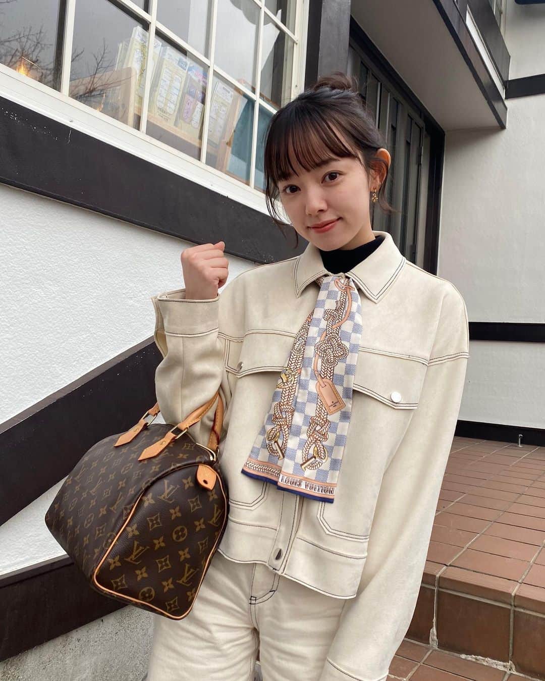 柳生みゆのインスタグラム：「最近ZARAで購入したジャケットが前から持ってたpublictokyoのホワイトデニムとセットアップみたいでお気に入り☺︎ お洋服タグ付けしてます🌿あったかくなってきたから春服に目がいくねぇ☺️🌸 #publictokyo #ZARA #スカーフ #スカーフコーデ #スピーディ25」