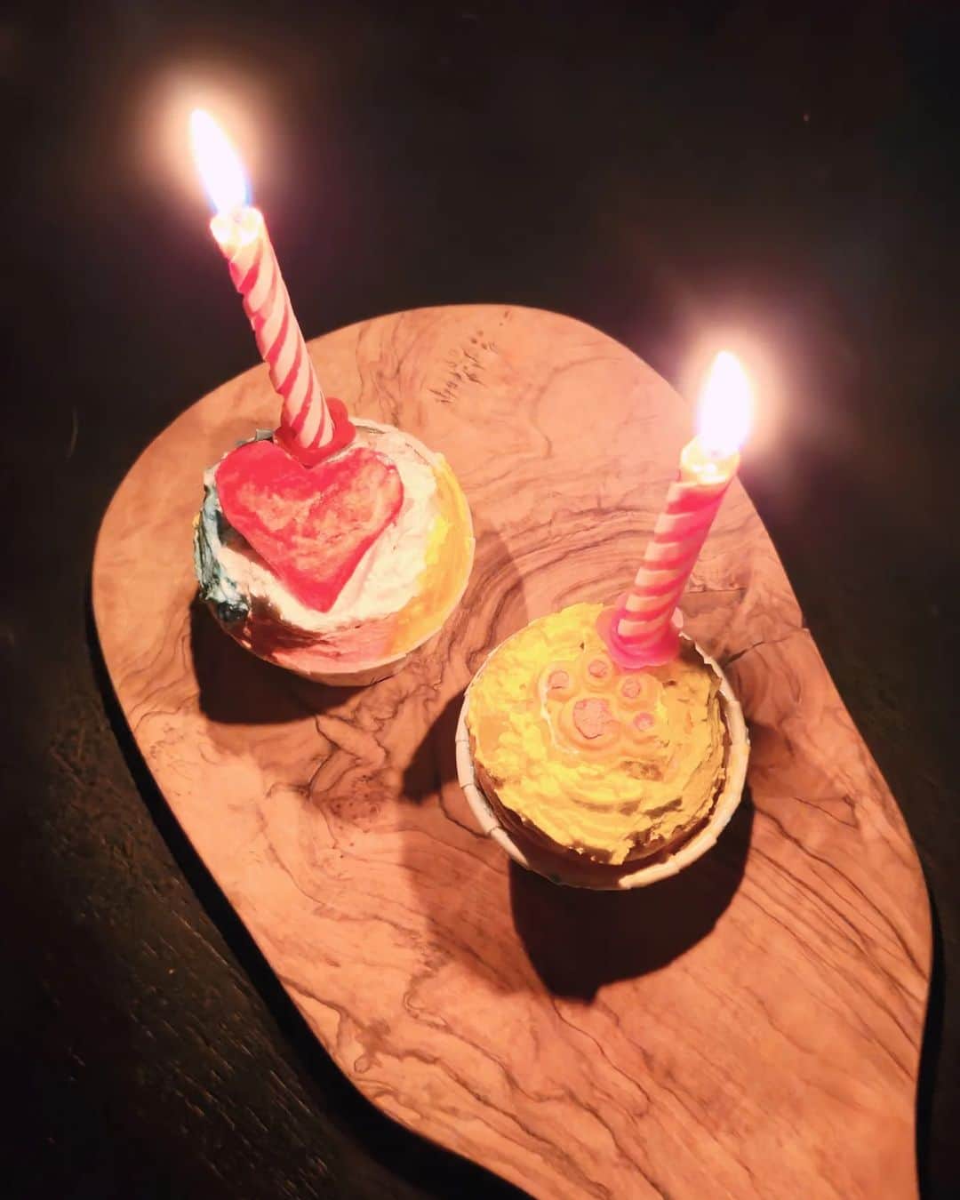 デスモンド・タンさんのインスタグラム写真 - (デスモンド・タンInstagram)「Celebrated Udon's 7th woofday together with Hoshi's super belated 13th woofday last night! Look who is singing his own birthday song. 🤣 生日快乐, 我的两个宝贝！  A quick celebration before I start travelling again for work. I'm gonna miss them sooooooo much!   #hoshitan #udontan 陈河獅 ＃陈乌东 #englishcockerspaniel #consideradoption」2月28日 20時11分 - thedesmondtan