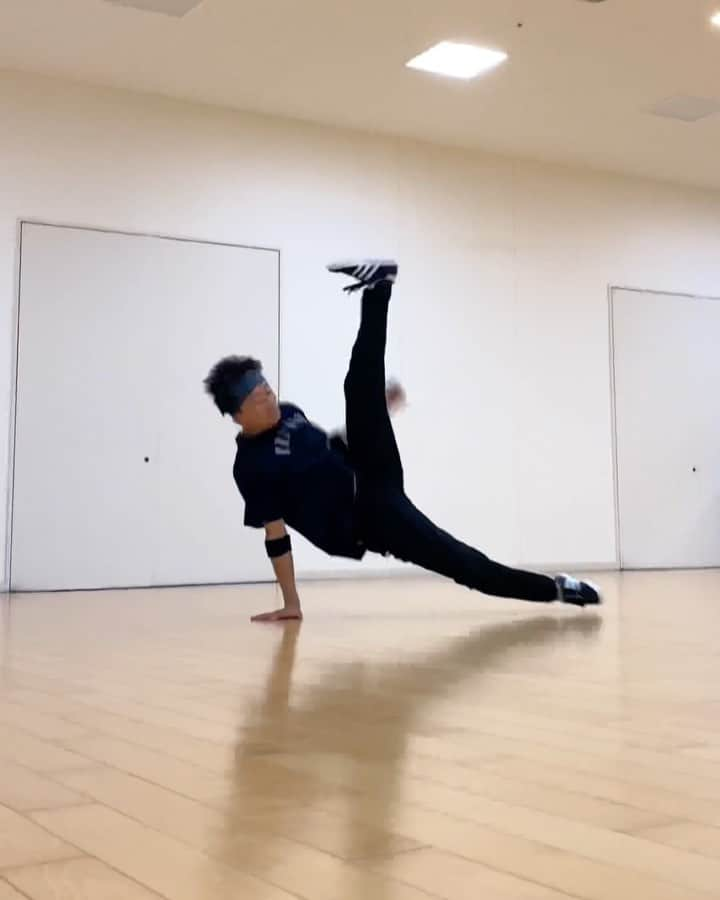 SNACK（野村直）のインスタグラム：「Powermove Skill Practice ㅤㅤㅤㅤㅤㅤㅤㅤㅤㅤㅤㅤㅤ ㅤㅤㅤㅤㅤㅤㅤㅤㅤㅤㅤㅤㅤ @bboysnack   ㅤㅤㅤㅤㅤㅤㅤㅤㅤㅤㅤㅤㅤ ♫ @omata_the_maniac ♫ ㅤㅤㅤㅤㅤㅤㅤㅤㅤㅤㅤㅤㅤ #bboy #bboying #powermove #breakdance #breakin #breaking #ブレイクダンス #パワームーブ　#airflare #reverse1990 #インサイド1990 #diamondairflare #windmill #windmills 2030火 0228」