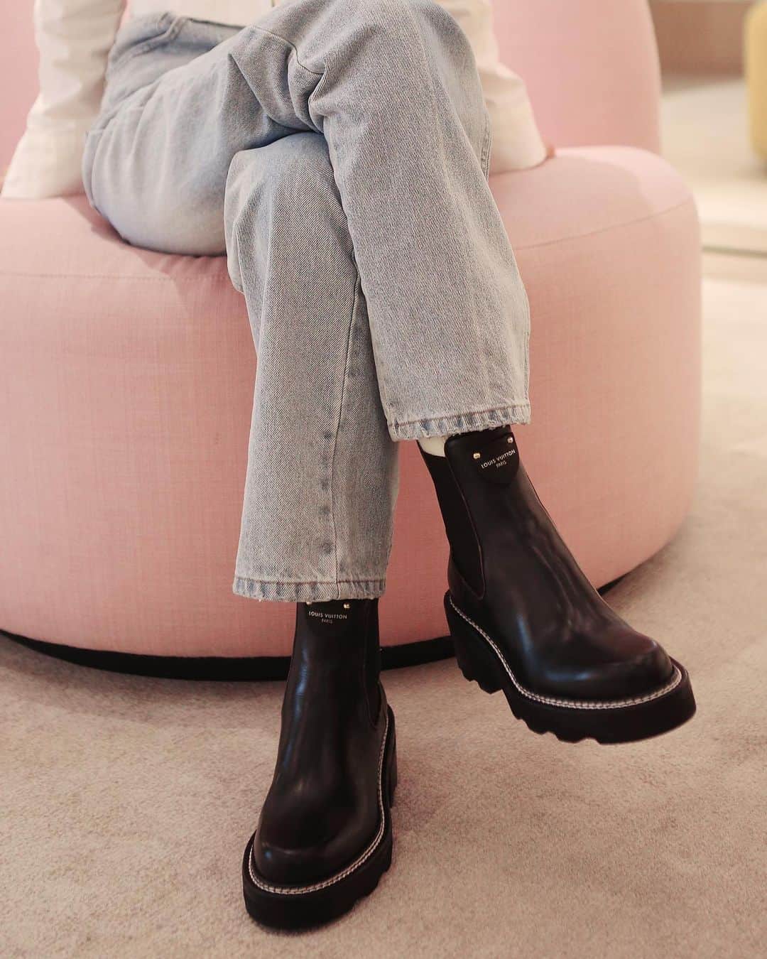 宮脇咲良さんのインスタグラム写真 - (宮脇咲良Instagram)「Louis Vuittonのトロリー「ホライゾン」は、可愛いだけじゃなくて機内持ち込みもできる便利なアイテム🧳 ホライゾンと一緒なら、楽しい旅になること間違いなし✈️ 💕 #horizon #LouisVuitton」2月28日 20時18分 - 39saku_chan