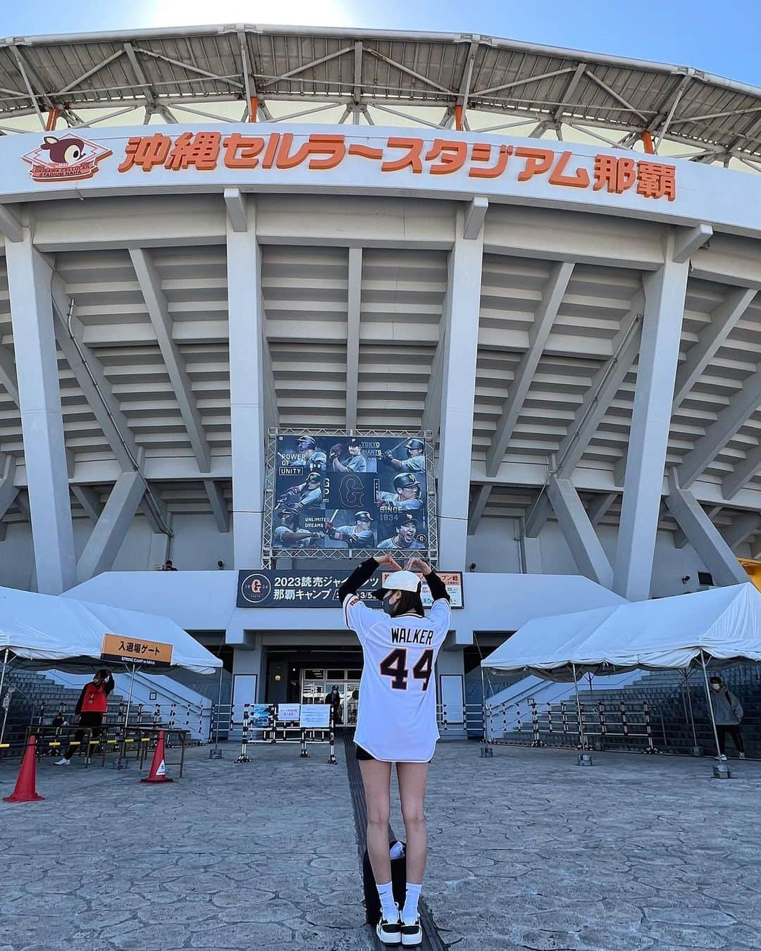 藤本有紀美のインスタグラム：「沖縄キャンプいってきました⚾🌴🧡  25日にジャイアンツ対カープのオープン戦を観て 28日は練習見学☺️  ブルペンは迫力満点だし近くて感動した🐿✨ 松田選手、太陽に負けないくらいの熱男でした☀️👏  キャンプ満喫できて大満足🫶 どうか選手の頑張りが実りますように🌺🙏 今年もがっつりとジャイアンツ応援します📣⚾️🧡 奪回！！！！！  #沖縄キャンプ #那覇 #セルラースタジアム那覇 #🏟 #巨人 #ジャイアンツ #⚾️」