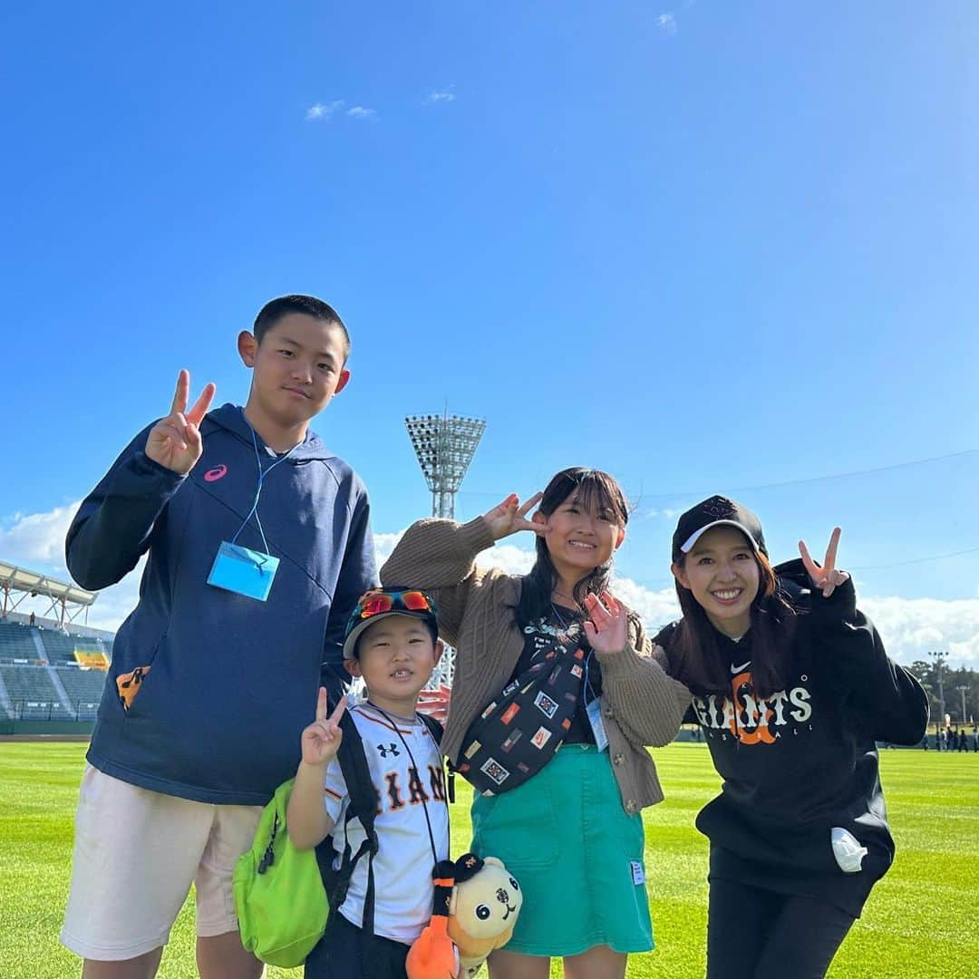 阿部智帆のインスタグラム：「🧡 朝のグラウンド見学ツアーで出逢ったお子さんたちと😌✨  女の子の夢はVENUSになること。 今、チアダンスを練習中だそうです🥰 今日も笑顔が輝いていて、 きっと素敵なVENUSになるだろうなぁと思いました🫶　  頑張ってね☺️  #giants #那覇キャンプ #ポケットからマスク」