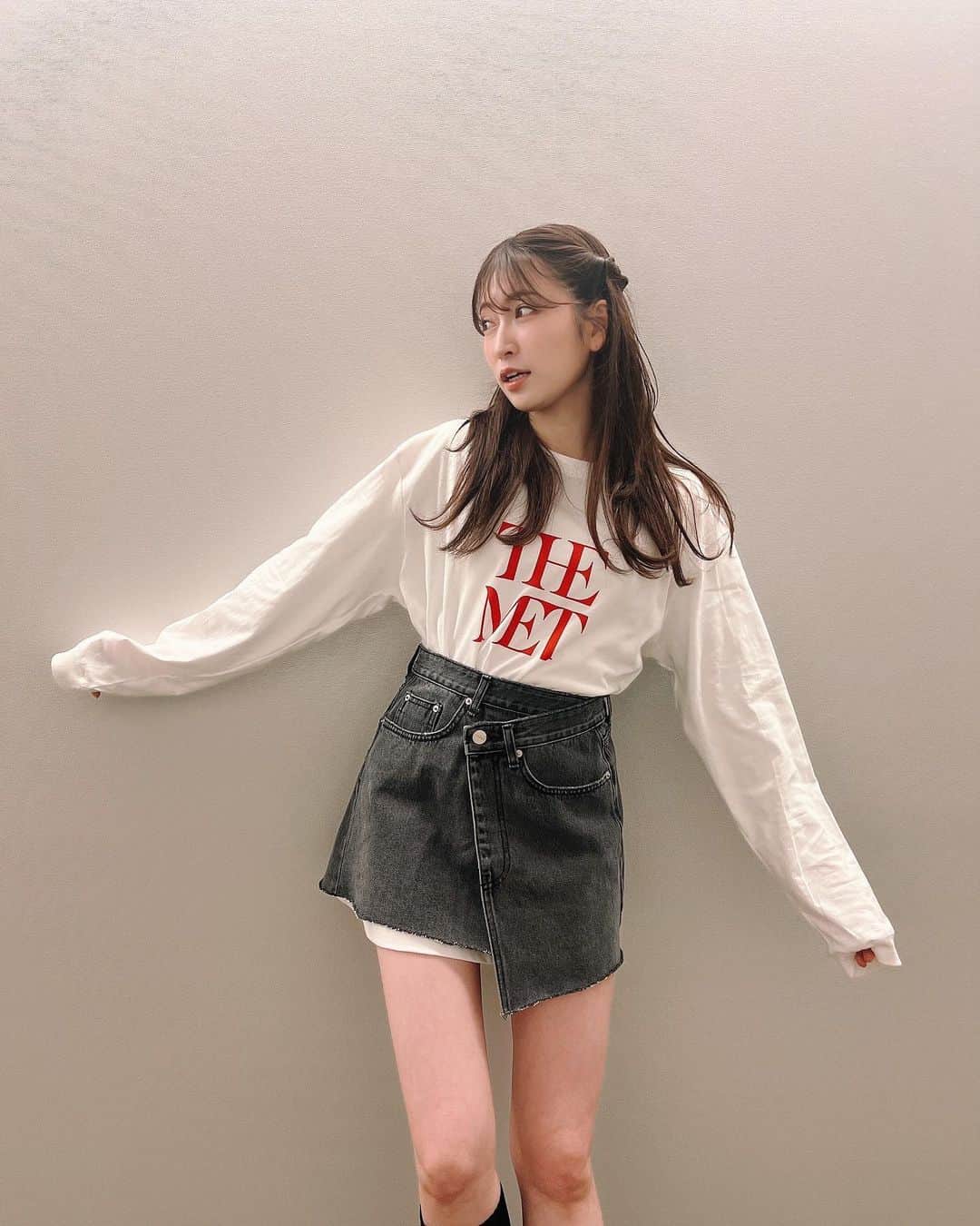 のインスタグラム：「生放送の日はメイクしたら すぐ着替えるのでカジュアルです❤️🫶🤍 . @mystic_pr のロンTに @andlottie_official の巻きスカート👗♥️ . 急に暖かくなってきて 最近はミニスカ多めです💬 . #ootd #fashion #春服 #春コーデ #アカリンコーデ」