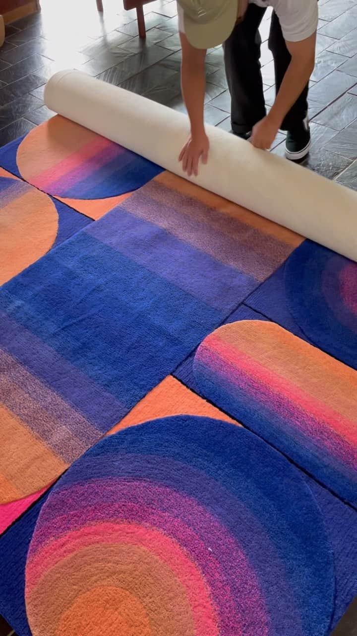 KEISUKE SYODAのインスタグラム：「@studiotheblueboy ’s latest piece is a rectangle-shaped rug with an exquisite balance of curves and straight lines, inspired by the work of mid-20th century designers like Werner Pantone and Arthur Elrod, and the exotic four-color contrast🙏」