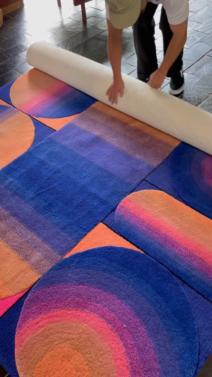 のインスタグラム：「@studiotheblueboy ’s latest piece is a rectangle-shaped rug with an exquisite balance of curves and straight lines, inspired by the work of mid-20th century designers like Werner Pantone and Arthur Elrod, and the exotic four-color contrast🙏」