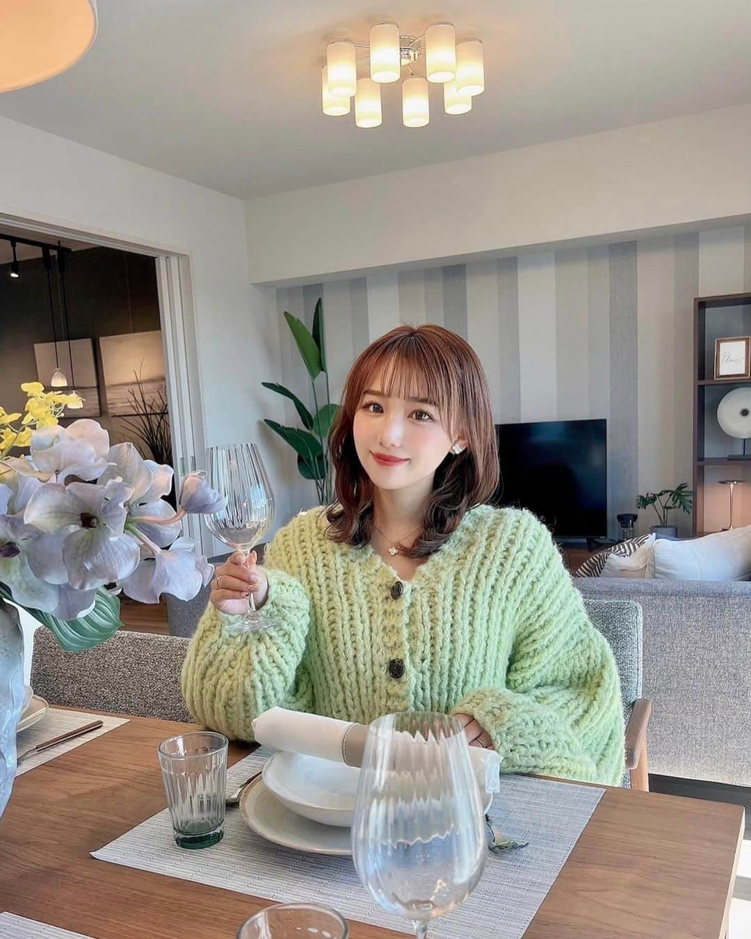 加藤里奈のインスタグラム：「⋆ みなさんは、お家を選ぶ時、 どんな条件を重視してますか？🥺🤍  アイシン開発株式会社様からご招待いただき、 刈谷市駅ちかくの、アルバックス刈谷寿町へ お邪魔してきました😊  個人的に住むところは、立地が大事かな〜😌 このマンションは、刈谷市駅から徒歩5分、 刈谷駅からは徒歩16分で 市役所や郵便局もとっても近いので、 立地も周辺環境もいいんです🤭  刈谷高等学校が2025年から中高一貫校になるみたいで、 徒歩8分で近いので、これから進学予定の お子様連れご家族にもおすすめなんだって〜  お邪魔したモデルルームは、 Aタイプの3LDKのお部屋でナチュラルテイストでした😌  3LDK と4LDKの4タイプがあるみたいです🤍 このお部屋タイプは特に収納が多くて 個人的なおすすめポイントです♪  お部屋の中は、暖かみがある雰囲気で おしゃれでした🥺 しかもリビングダイニングは床暖房付き！  窓はとっても大きくてセンターオープンなので、 リビングがすごく明るくて素敵でした！  また、バルコニーも広くて、景色もよかったです✌🏻 そしてオートロックエントランス、エレベーター、玄関のトリプルセキュリティなので、 安心安全😊🙏🏻  エネファームが全部屋ついていて、 停電してもガスで発電してくれるので 災害時にも安心みたいです！  @albax_mansion   #刈谷マンション#アイシン開発#PR#アルバックス刈谷寿町 #新築分譲マンション #インテリア #愛知 #名古屋 #駅近マンション #マンション探し #マンション暮らし」
