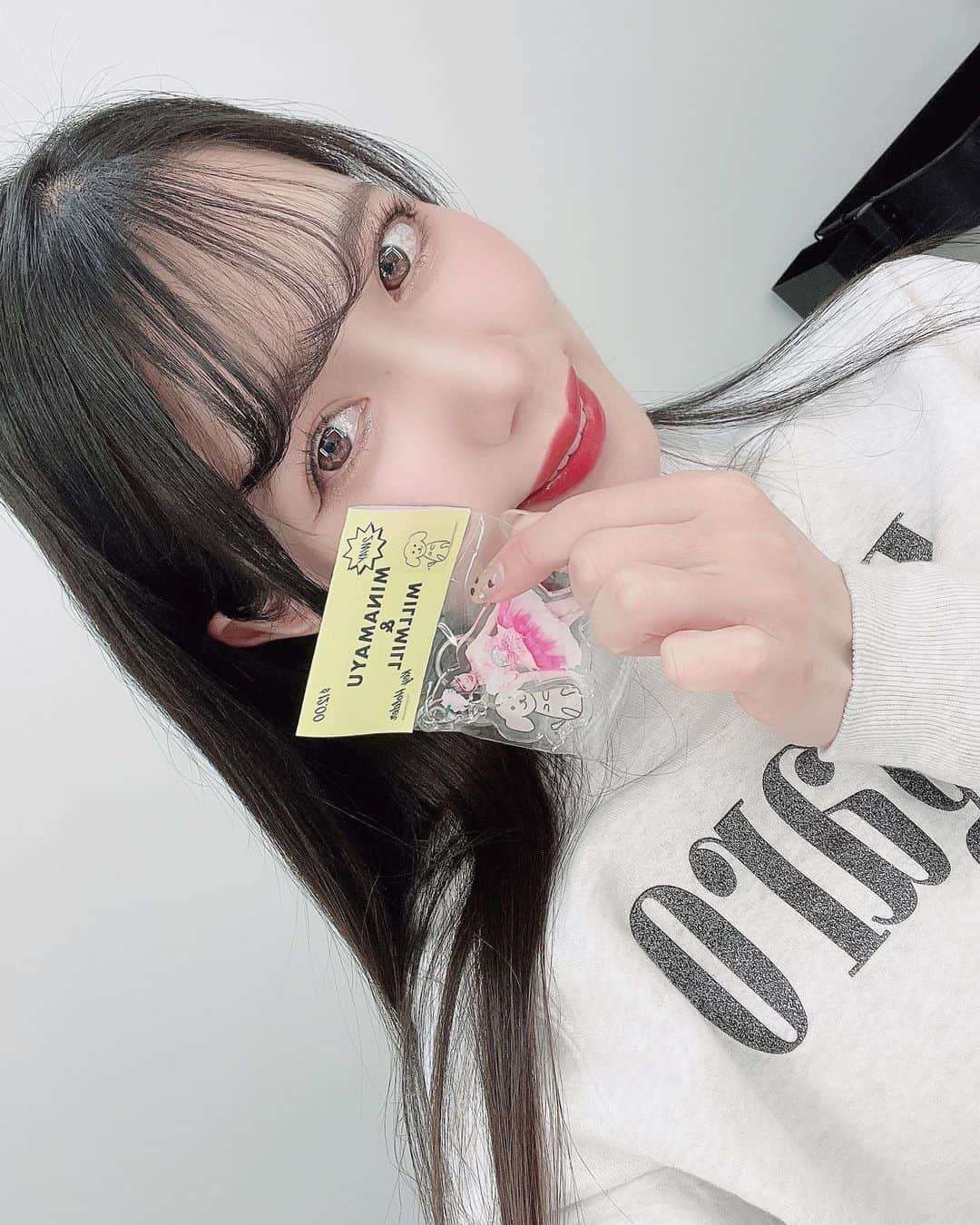 南まゆさんのインスタグラム写真 - (南まゆInstagram)「♡ 3/1〜3/10 川崎ロック座出演します❤️‍🔥 . なんと踊り子デビュー７周年を 迎えさせて頂きます。🙇‍♀️✨ . 7周年を記念しまして 1年に一度のグッズ販売を させて頂きます💓✨ . 初めてのロンTを マインズ事務所に作って頂きました👏🏻😍💕 . クールなテイストなので 男性女性問わず、 劇場だけでなく 日常使いもできるデザインに して下さいました👏🏻💕 . 色は 川崎ロック座にて限定色:ブラック🖤 . 3/11-20に大阪東洋ショーへ 出演するにあたりこちらの限定色:ホワイト🤍 . 各劇場にてゲット宜しくお願いします💓💓  そして 毎年恒例のアクキー💓✨✨ こちらなんと"みるみる"のチャーム付き🐶(取り外し可) . どちらも想い込めたグッズに なっております❤️‍🔥 是非記念にゲットお願いします~🫶🏻🫶🏻🫶🏻✨ . ※数量には限りがあります。 ※ネット販売の予定はございません。 . #周年　#周年グッズ　#踊り子　#ストリッパー#浅草ロック座　#川崎ロック座　#浅草　#川崎　#記念#記念日」2月28日 20時31分 - mayuminami1127