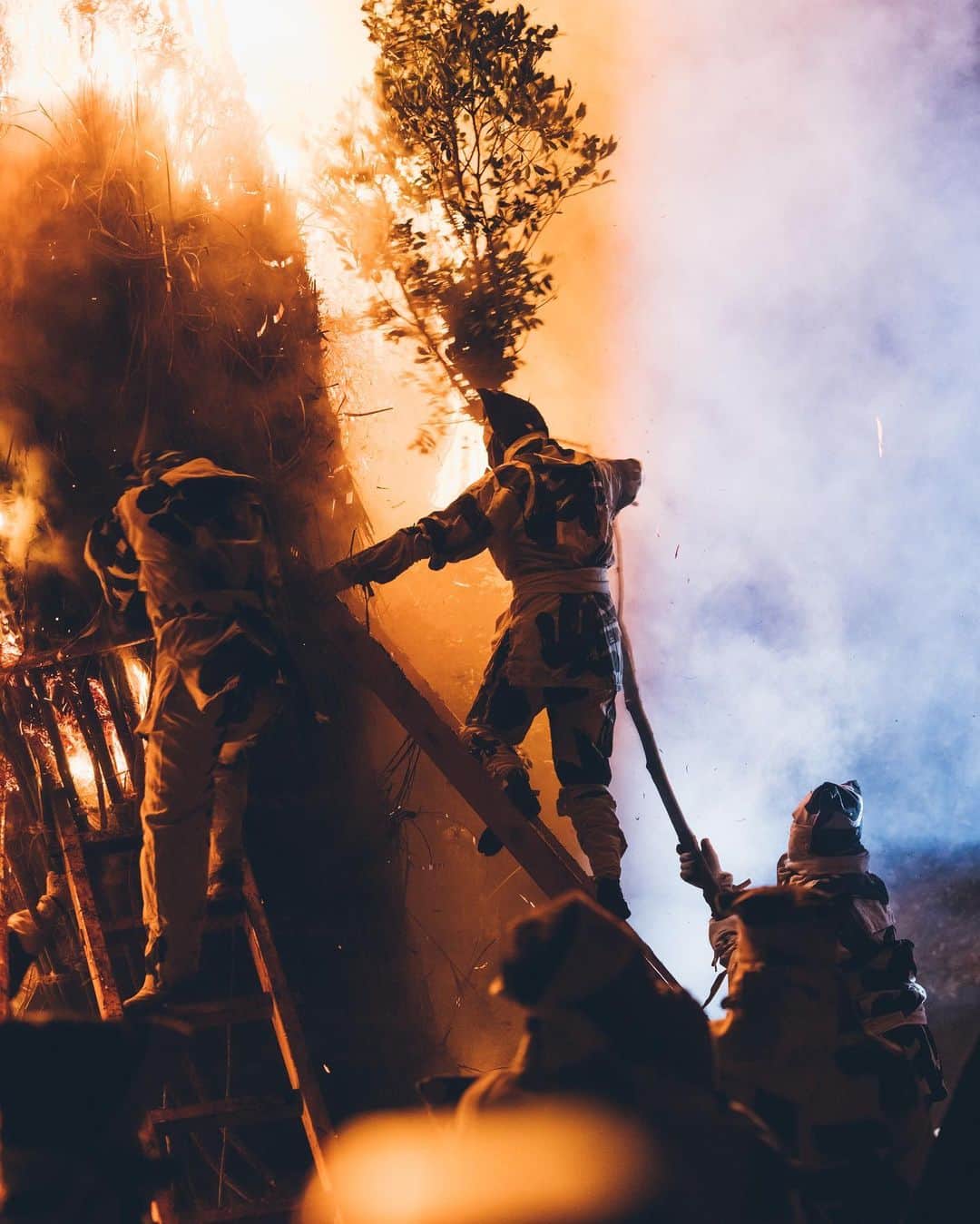 Yuma Yamashitaさんのインスタグラム写真 - (Yuma YamashitaInstagram)「1200年続くという愛知県の火祭り。 迫力に圧倒され純粋に感動して写真どころじゃなくなりました。 #鳥羽の火祭り   Toba's fire festival #hellofrom #aichi」2月28日 20時35分 - yuma1983