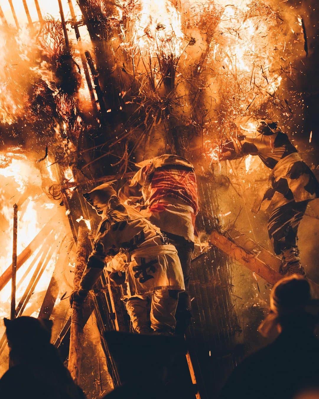 Yuma Yamashitaさんのインスタグラム写真 - (Yuma YamashitaInstagram)「1200年続くという愛知県の火祭り。 迫力に圧倒され純粋に感動して写真どころじゃなくなりました。 #鳥羽の火祭り   Toba's fire festival #hellofrom #aichi」2月28日 20時35分 - yuma1983