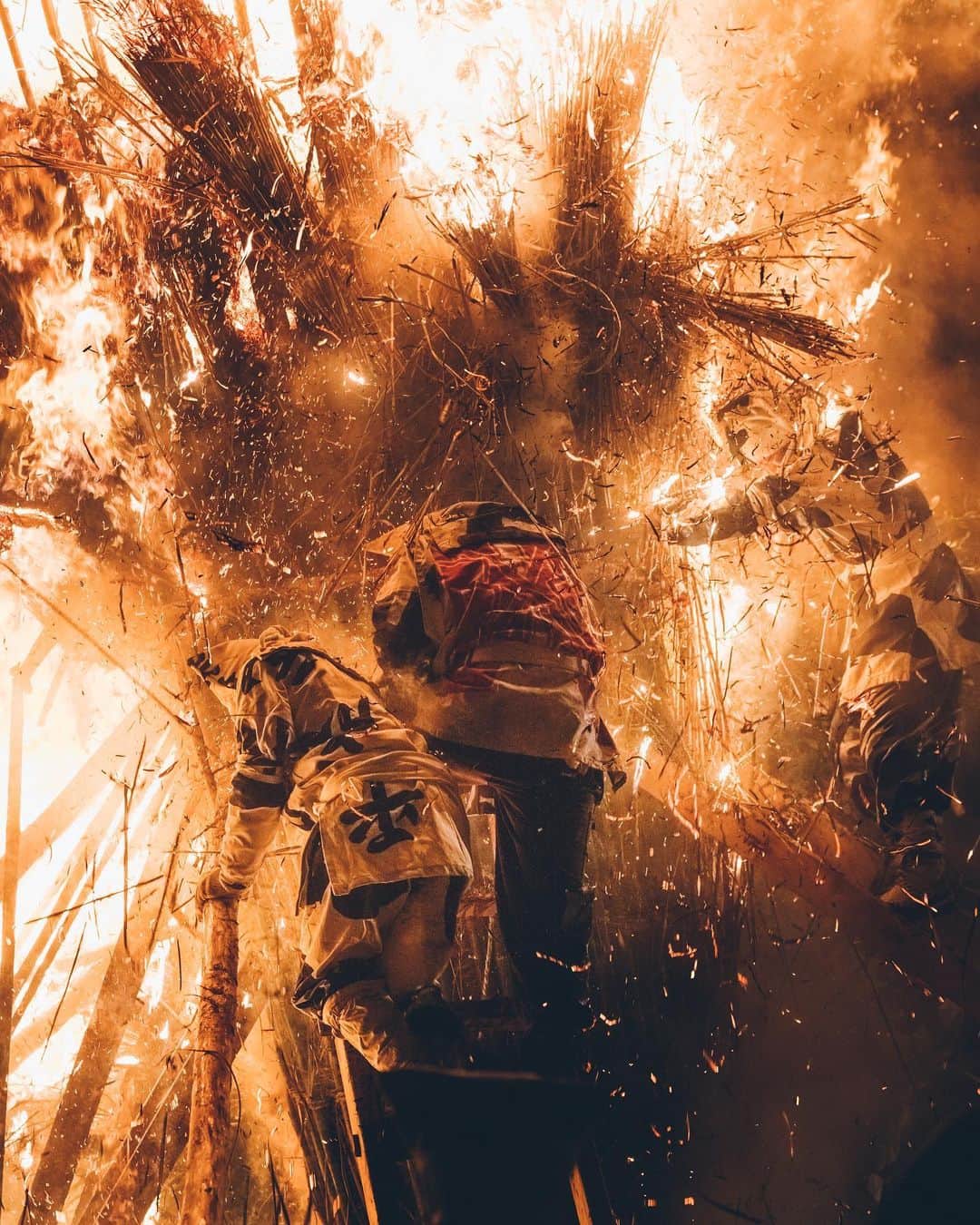 Yuma Yamashitaのインスタグラム：「1200年続くという愛知県の火祭り。 迫力に圧倒され純粋に感動して写真どころじゃなくなりました。 #鳥羽の火祭り   Toba's fire festival #hellofrom #aichi」