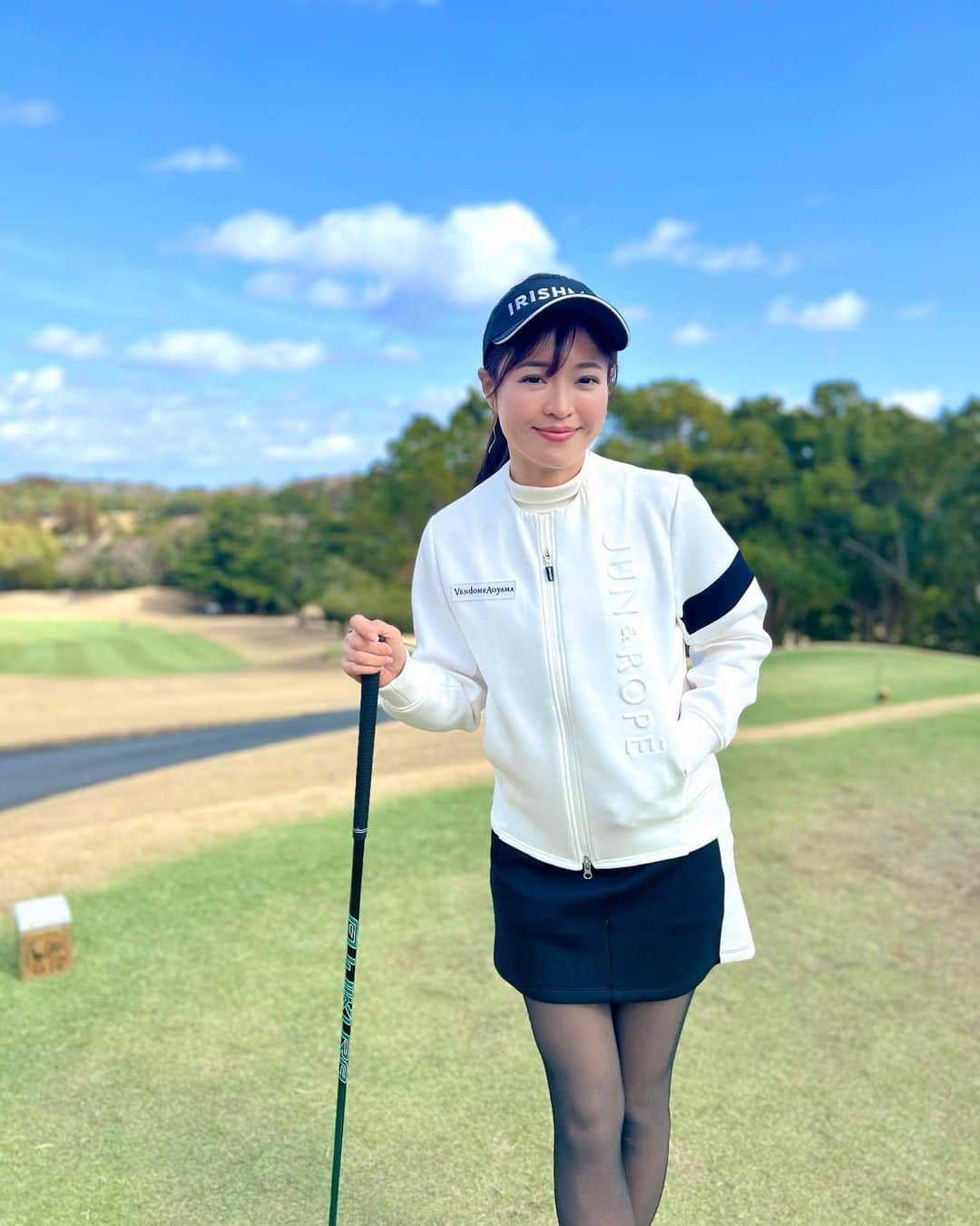 高橋としみのインスタグラム：「コンペに申し込みしてくれた皆様 4月14日楽しいコンペにしましょう😊 決済が完了しないと申込完了にならないので 注意してくださいね😧⛳️  今から、参加賞や賞品の準備してますが、 本当に楽しみでしょうがない！！ まだお申し込みしてない方はアーカイブから 申込お待ちしてますーー❤️  そしてこの日ゴルフなんと100🥲 花粉で鼻水もくしゃみ止まらない！ ぜーーんぶ花粉のせいだww  スコアも花粉も辛いけど、 それでも楽しめるってゴルフ最高😆  #ゴルフ#ゴルフ女子#高橋としみ#ジュンロペ #ゴルフウェア#ゴルフコーデ#ゴルフ好きな人と繋がりたい #golf」