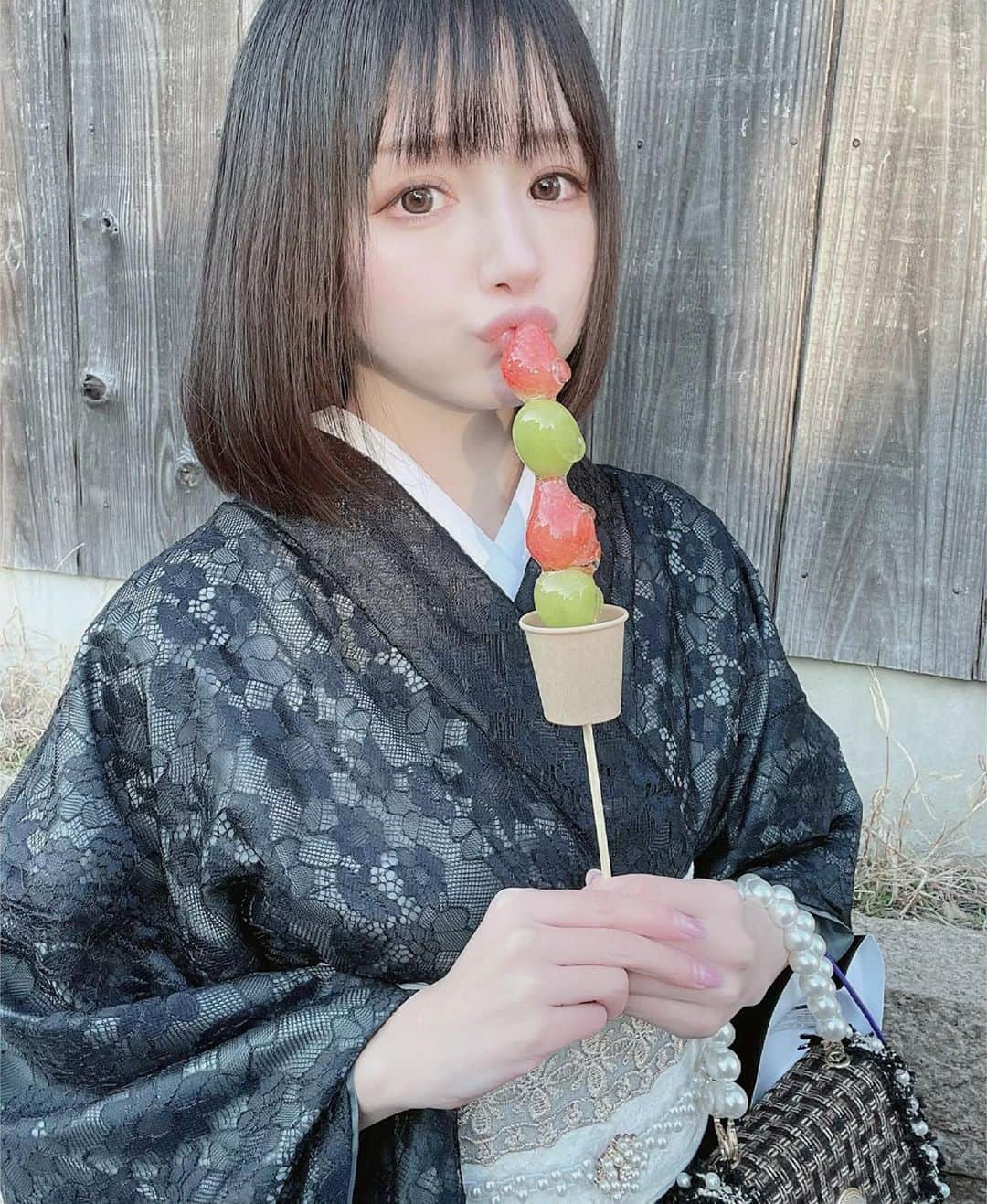 yuu__aaaのインスタグラム：「. フルーツ飴だいすき🍓🍇 食べるのむずかしかった . . #kyoto #京都#フルーツ飴#京都観光#japan#京都グルメ#和装」