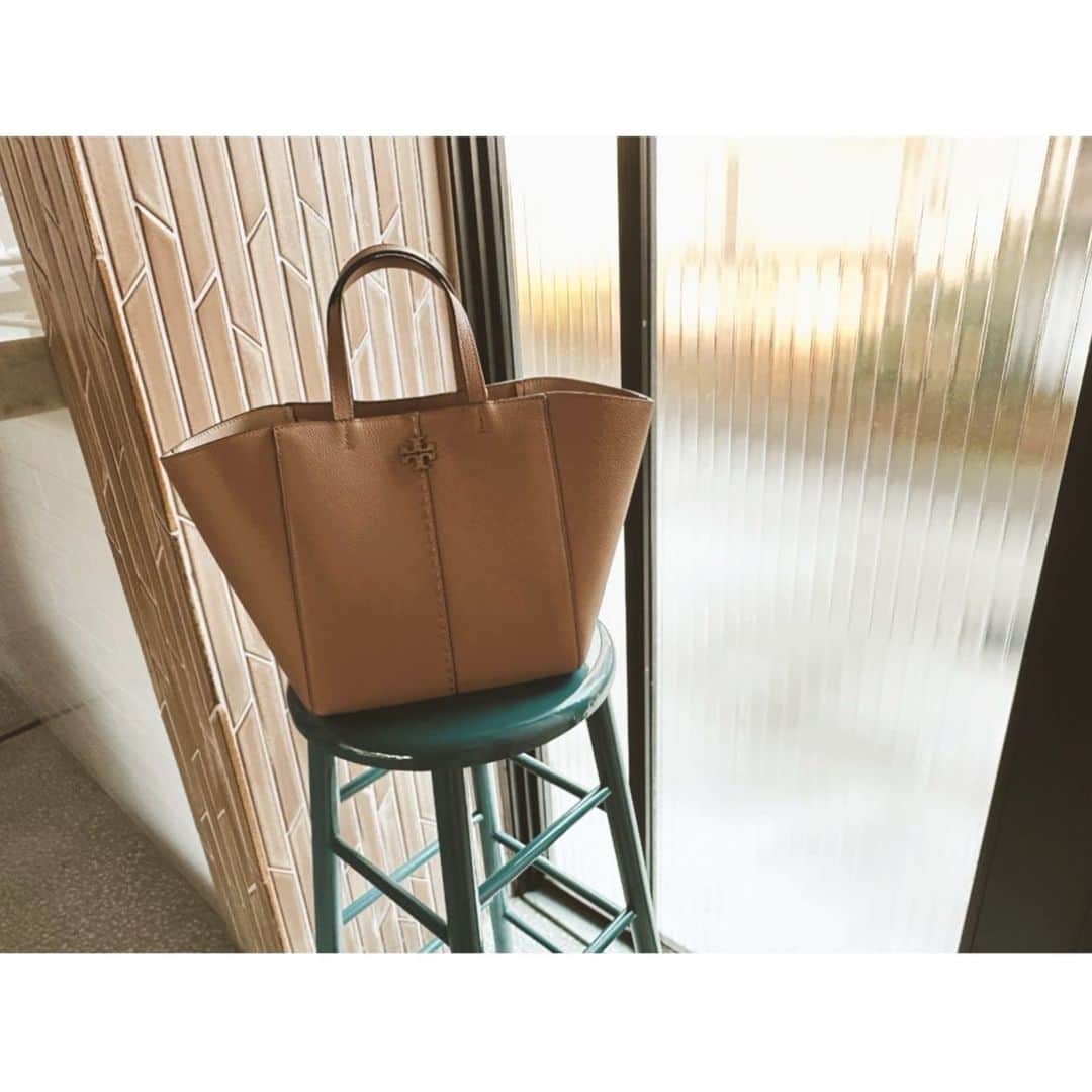 宮田聡子のインスタグラム：「@toryburch の2023春コレクションの新作バック、マックグローキャリーオール。 上質なレザーだけど軽くて使いやすいデザインがすごくよくて、ここのところ毎日使ってます🥰 荷物が多い方にとってもおすすめだよ✨ ありがとうございます✨ 今度コーディネートして載せますね🥺本当にどんな服でも似合うのが嬉しいです🥳  #トリーバーチ #マックグロー #pr  明日はいよいよストリーマーアワードです。 ダイアン津田さんのアシスタントとして出演させていただきます🥳 きんちょーー！！！ 17:00から配信されますので、是非ご覧ください。 今年もどなたが受賞されるのか楽しみだなぁ、、、✨✨」
