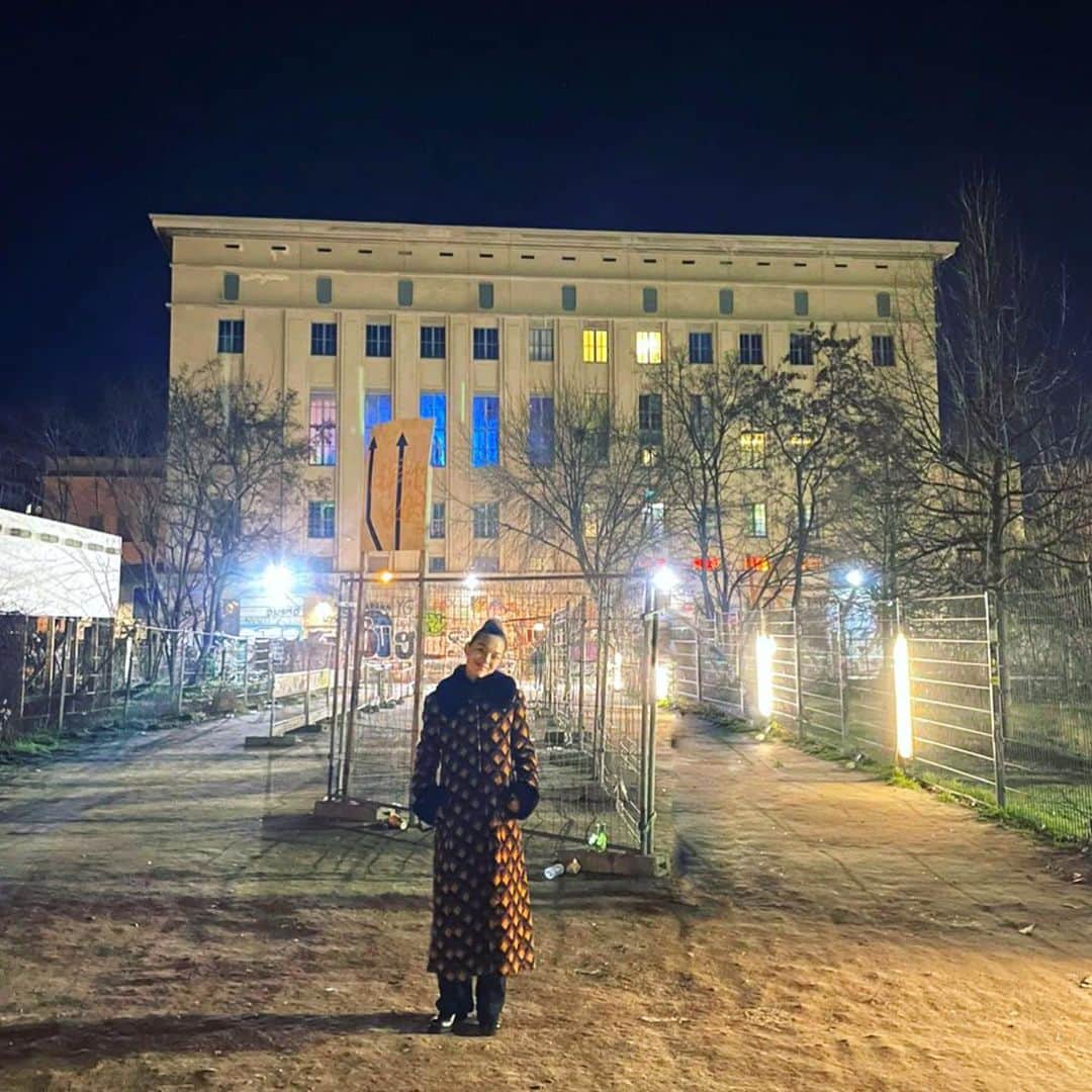 MARIA FUJIOKAのインスタグラム：「Playing at Berghain was an absolute dream come true. The energy of the crowd, the sound of the music, and the vibe of the club were all simply amazing.  I'm so grateful for the opportunity to share my music with such a passionate and dedicated audience. To everyone who danced with me, thank you for making it a day to remember.  I'll never forget this incredible experience. See you soon 🙏💜  (I was going to post  the pictures of the all timetable but I made a mistake...🥲)  Berghain でプレーすることは、まさに夢の実現でした。 観客のエネルギー、音楽の音、クラブの雰囲気はどれも素晴らしかったです。  情熱的で熱心なフロアの皆様と私の音楽を分かち合う機会を与えられたことに、とても感謝しています。 一緒に踊ってくれたみんな、思い出に残る一日にしてくれてありがとう！！  この信じられないほどの経験を私は決して忘れません🙏💕」