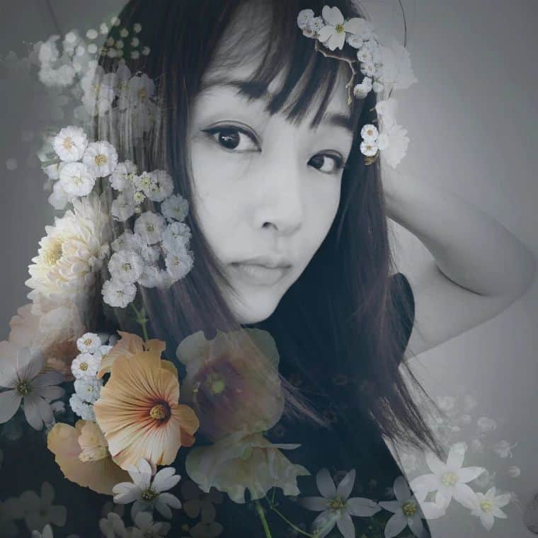工藤里紗のインスタグラム：「暖かくなってきたから 外に出るのが 楽しくなるのだろう。  花粉症じゃない人は😭  薬&鼻栓マスク もうすぐ目も腫れる。 花は好きだけど 花粉はいや #写真と矛盾」