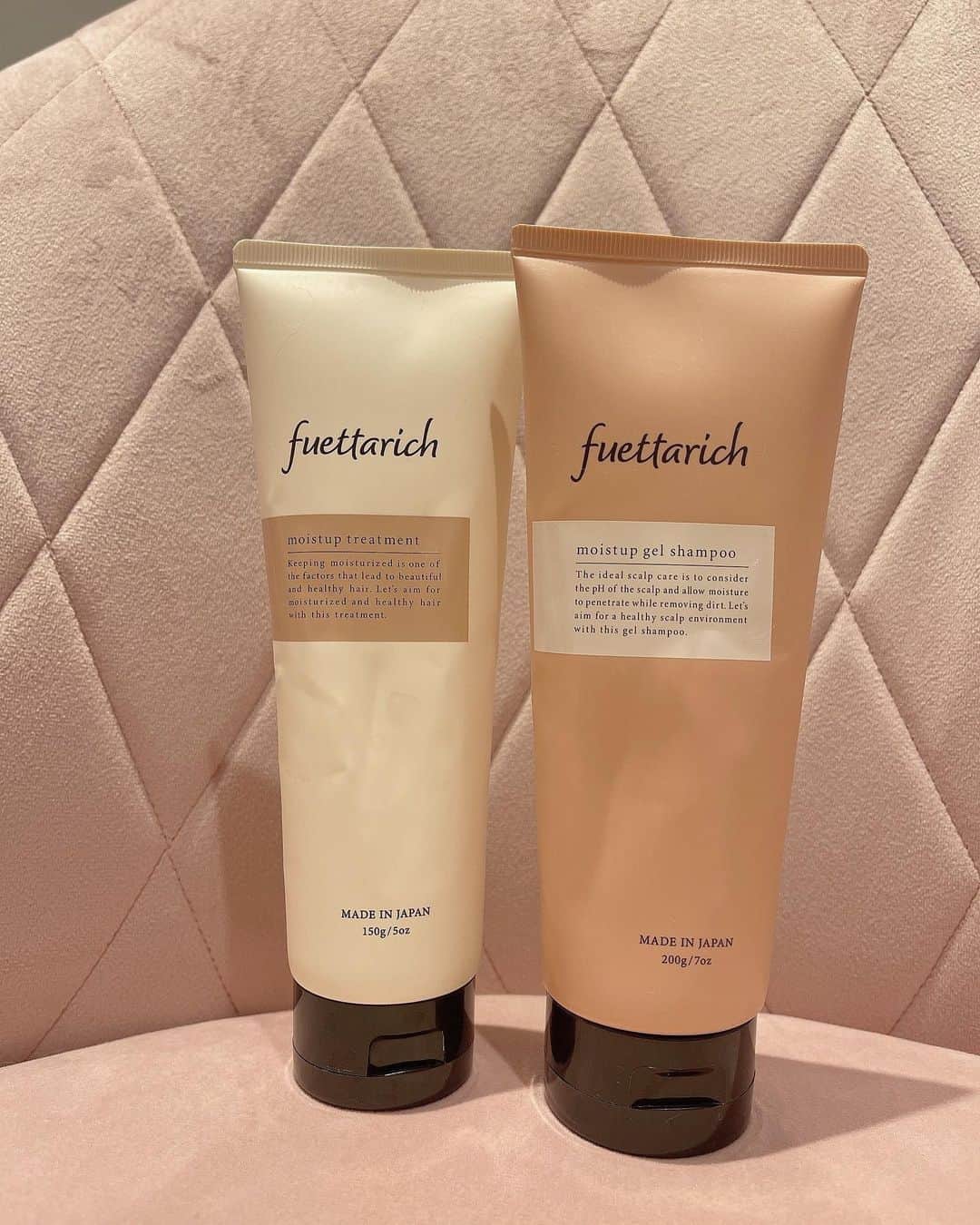 のインスタグラム：「『毎日に、ほんの少しの贅沢を』がコンセプトのfuettarichのジェルシャンプーとトリートメントを試しました✨シャンプー出した瞬間、え！めちゃくちゃグミみたい！と思ったらジェルだった😂私はシャンプー、アワアワになるのが好き派なので、これちゃんと泡立ちするのかな〜と思ったら、全然泡立ちいいし大満足でした👍☆乾燥を防ぎたい☆ボリュームアップしたい☆フケ・かゆみを抑えたい☆いつも元気な髪でいたい☆まとまりのある髪にしたいこんな方におすすめです！パッケージもめちゃ可愛い💕@fuettarich_official#フエッタリッチ #シャンプー #トリートメント #ヘアケア #スカルプケア #美髪ケア #ダメージケア #pr」