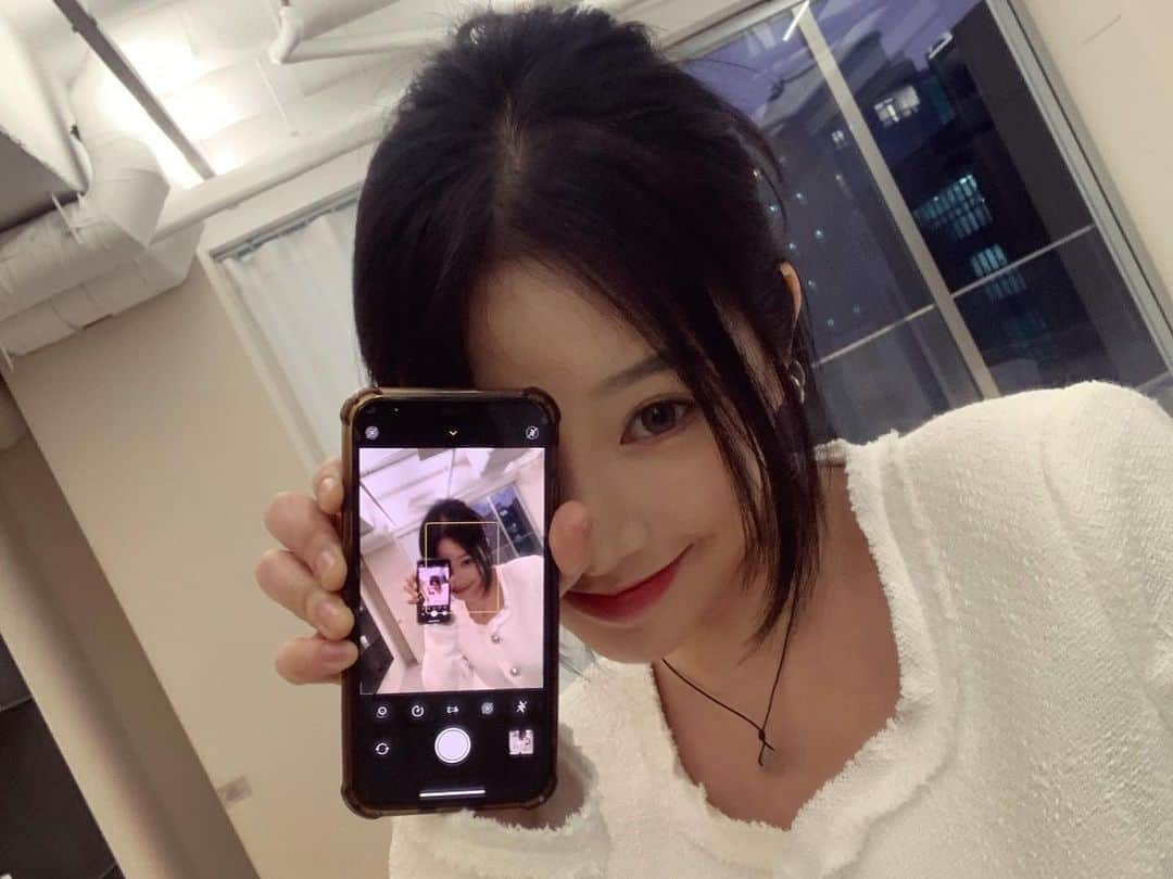 トキのインスタグラム：「요즘 이로케 찍는게 유행이라든데 맞나? 쉽지않네요 참 😌😌😌」