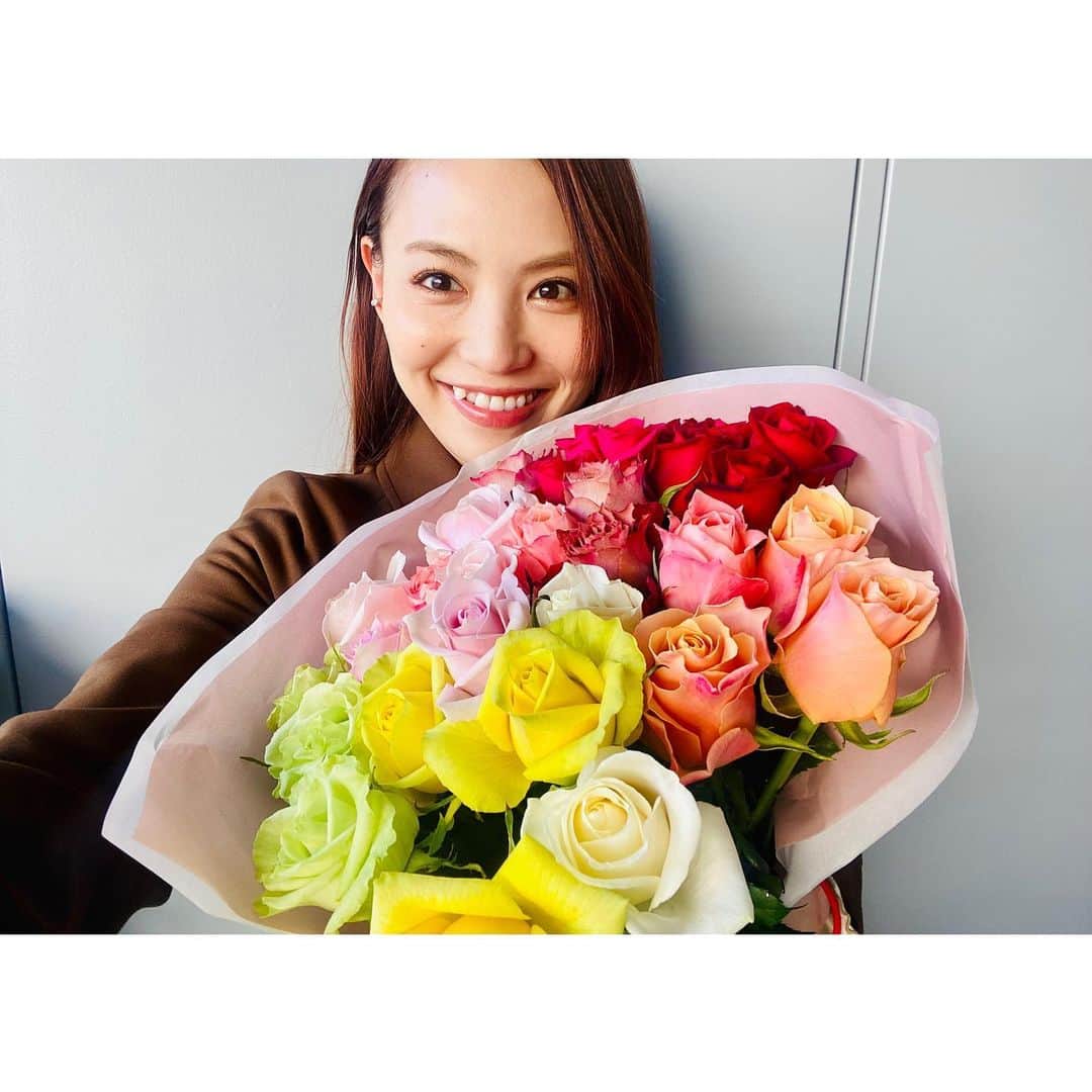 田野アサミさんのインスタグラム写真 - (田野アサミInstagram)「Thank U 🌹 2月も終わりますね.2月は私のお誕生月☀️ お誕生日に日向 🌹💐からカラフルで最高に可愛い花束が贈られてきたのです🎁 その時の写真で2月を締めくくりたいと思います こんな事してくれる#佐藤日向 の心に感謝🙏 めちゃくちゃ素敵。ありがとう😁💋 #田野アサミ#asamitano#🌹 ２月ありがとう！いざ3月へ！ 日向と写真撮ろうっと！笑」2月28日 20時53分 - tano_asami