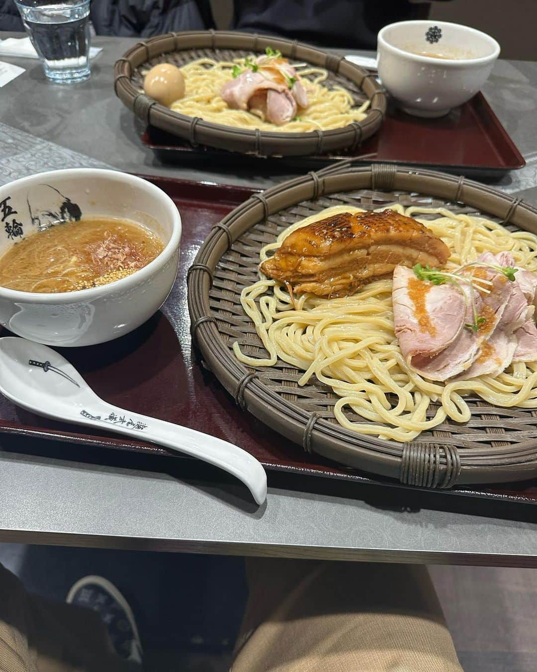 ゆっこママのインスタグラム：「西新宿駅前の、 つけ麺五輪洞 くそうま。」