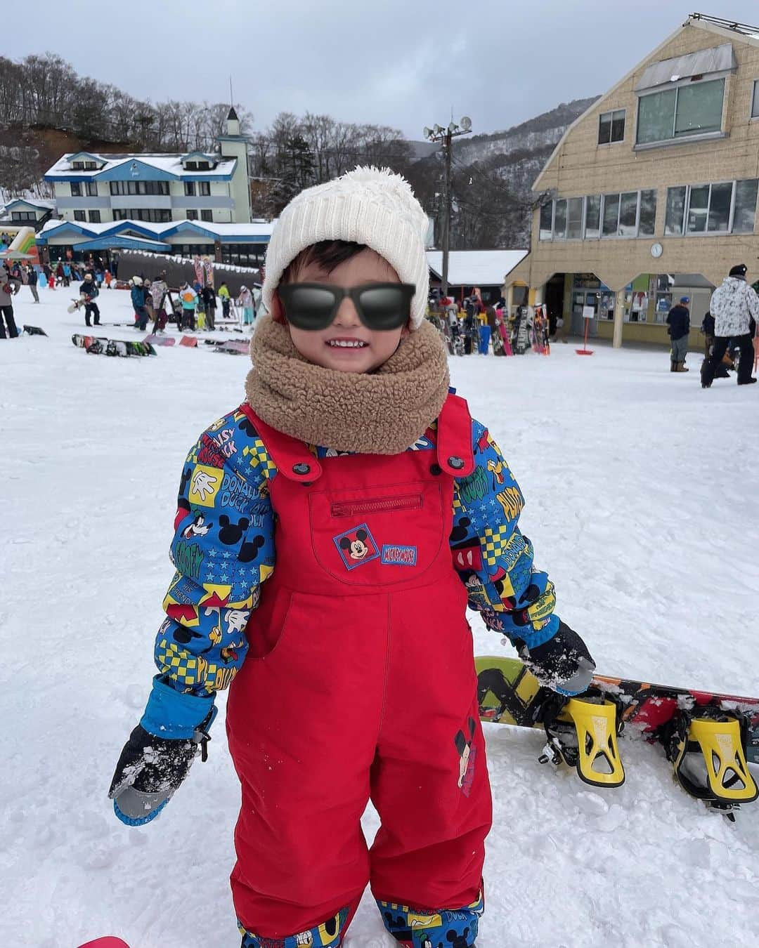 河田玲緒奈さんのインスタグラム写真 - (河田玲緒奈Instagram)「. . 遅めのシーズンイン🏂☀️ . 去年雪山を嫌がってた年子組は なぜか今年はやる気満々👊🏽👧🏽🧒🏽 次男は長男と同じく2歳でデビュー🏂💕 長男は今年で４年目になるけど まだターンが難しくてターンまでの練習 をしてたけどほぼ一日中滑ってた👦🏽✨ 最後の一本滑り終わって 板脱いだら綺麗な伸びしてたのが 可愛すぎた🤣❤️ . . 急に暖かくなるから雪もそこまで もってくれないよね、、 あと一回いけたらいいなー❤️ . . #キッズスノボー　#5歳　#3歳　#2歳　 #スノボー　#スノボ　#余呉　#余呉高原リゾートヤップ  #スノーボード　#親子　#子連れスノボ」2月28日 20時55分 - re0nq_0629