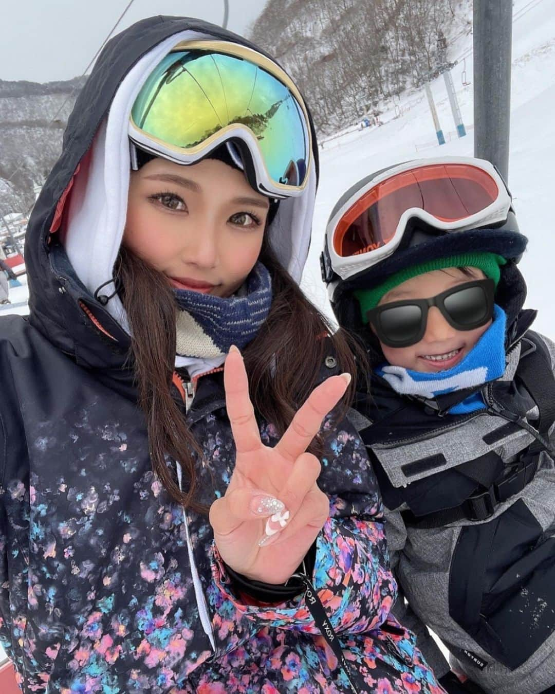 河田玲緒奈さんのインスタグラム写真 - (河田玲緒奈Instagram)「. . 遅めのシーズンイン🏂☀️ . 去年雪山を嫌がってた年子組は なぜか今年はやる気満々👊🏽👧🏽🧒🏽 次男は長男と同じく2歳でデビュー🏂💕 長男は今年で４年目になるけど まだターンが難しくてターンまでの練習 をしてたけどほぼ一日中滑ってた👦🏽✨ 最後の一本滑り終わって 板脱いだら綺麗な伸びしてたのが 可愛すぎた🤣❤️ . . 急に暖かくなるから雪もそこまで もってくれないよね、、 あと一回いけたらいいなー❤️ . . #キッズスノボー　#5歳　#3歳　#2歳　 #スノボー　#スノボ　#余呉　#余呉高原リゾートヤップ  #スノーボード　#親子　#子連れスノボ」2月28日 20時55分 - re0nq_0629