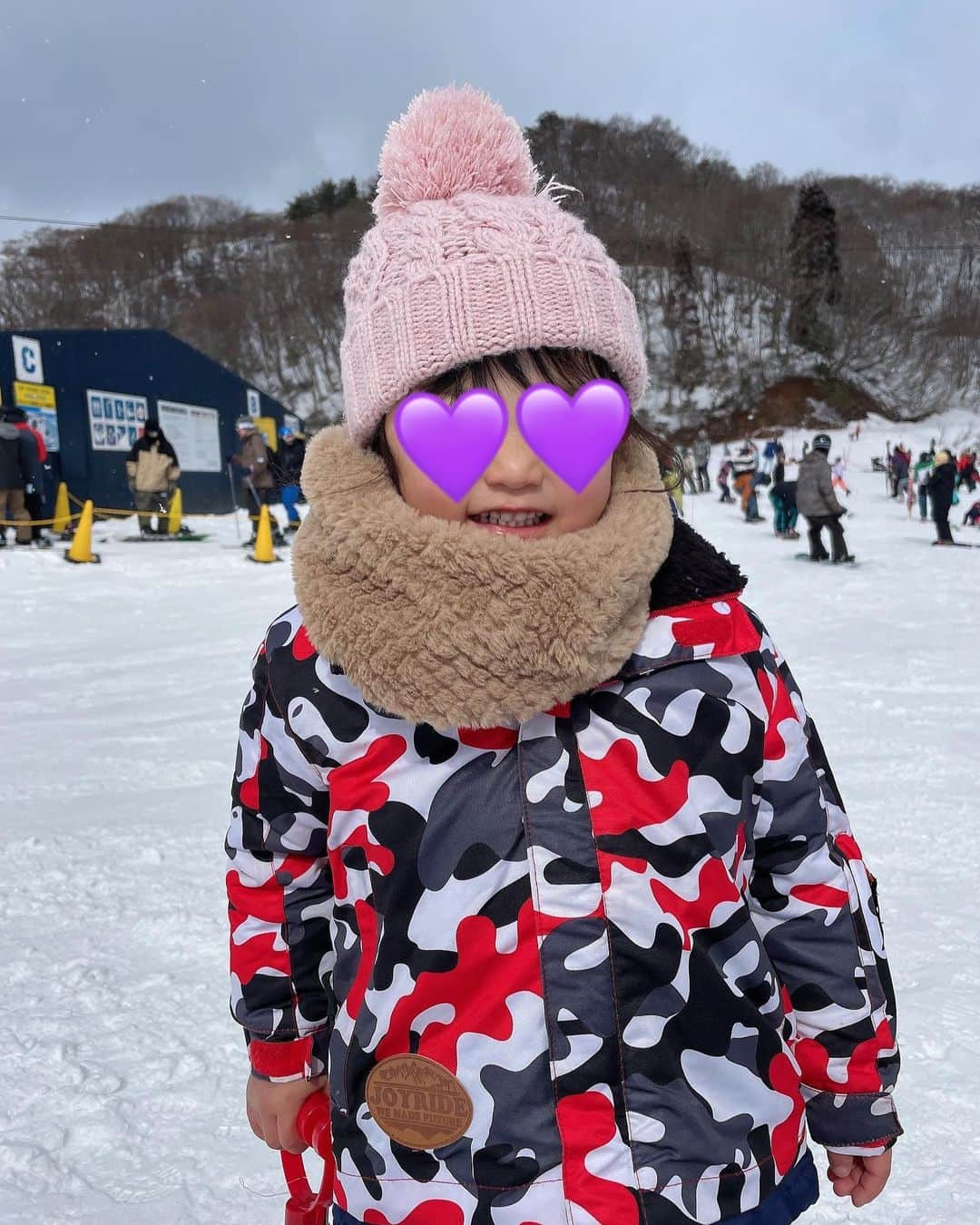 河田玲緒奈さんのインスタグラム写真 - (河田玲緒奈Instagram)「. . 遅めのシーズンイン🏂☀️ . 去年雪山を嫌がってた年子組は なぜか今年はやる気満々👊🏽👧🏽🧒🏽 次男は長男と同じく2歳でデビュー🏂💕 長男は今年で４年目になるけど まだターンが難しくてターンまでの練習 をしてたけどほぼ一日中滑ってた👦🏽✨ 最後の一本滑り終わって 板脱いだら綺麗な伸びしてたのが 可愛すぎた🤣❤️ . . 急に暖かくなるから雪もそこまで もってくれないよね、、 あと一回いけたらいいなー❤️ . . #キッズスノボー　#5歳　#3歳　#2歳　 #スノボー　#スノボ　#余呉　#余呉高原リゾートヤップ  #スノーボード　#親子　#子連れスノボ」2月28日 20時55分 - re0nq_0629