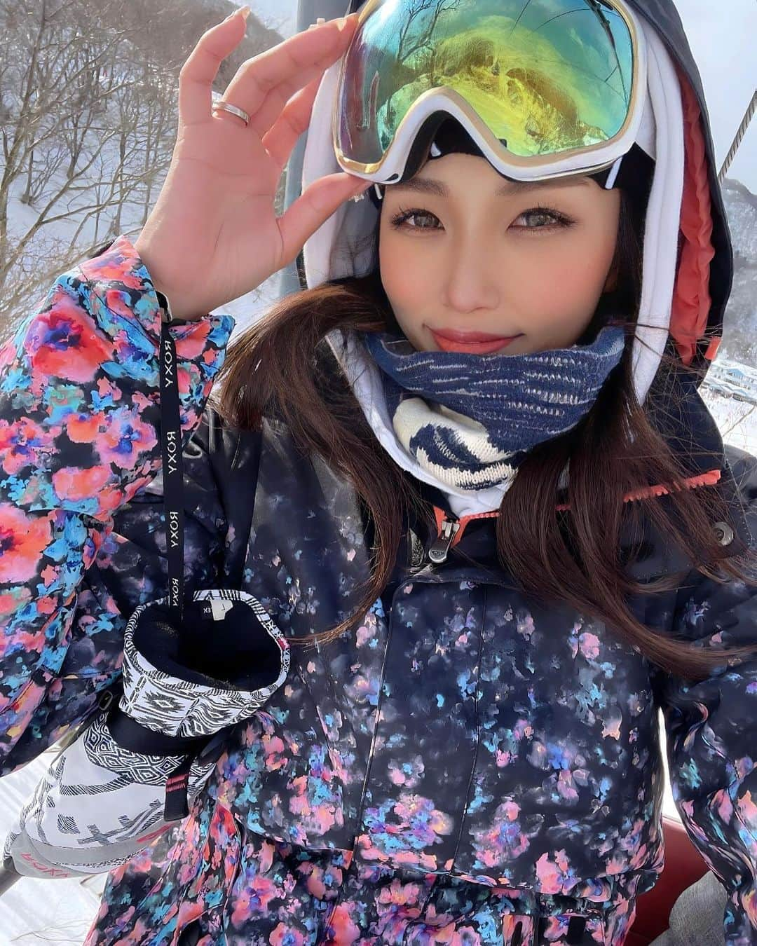 河田玲緒奈のインスタグラム：「. . 遅めのシーズンイン🏂☀️ . 去年雪山を嫌がってた年子組は なぜか今年はやる気満々👊🏽👧🏽🧒🏽 次男は長男と同じく2歳でデビュー🏂💕 長男は今年で４年目になるけど まだターンが難しくてターンまでの練習 をしてたけどほぼ一日中滑ってた👦🏽✨ 最後の一本滑り終わって 板脱いだら綺麗な伸びしてたのが 可愛すぎた🤣❤️ . . 急に暖かくなるから雪もそこまで もってくれないよね、、 あと一回いけたらいいなー❤️ . . #キッズスノボー　#5歳　#3歳　#2歳　 #スノボー　#スノボ　#余呉　#余呉高原リゾートヤップ  #スノーボード　#親子　#子連れスノボ」