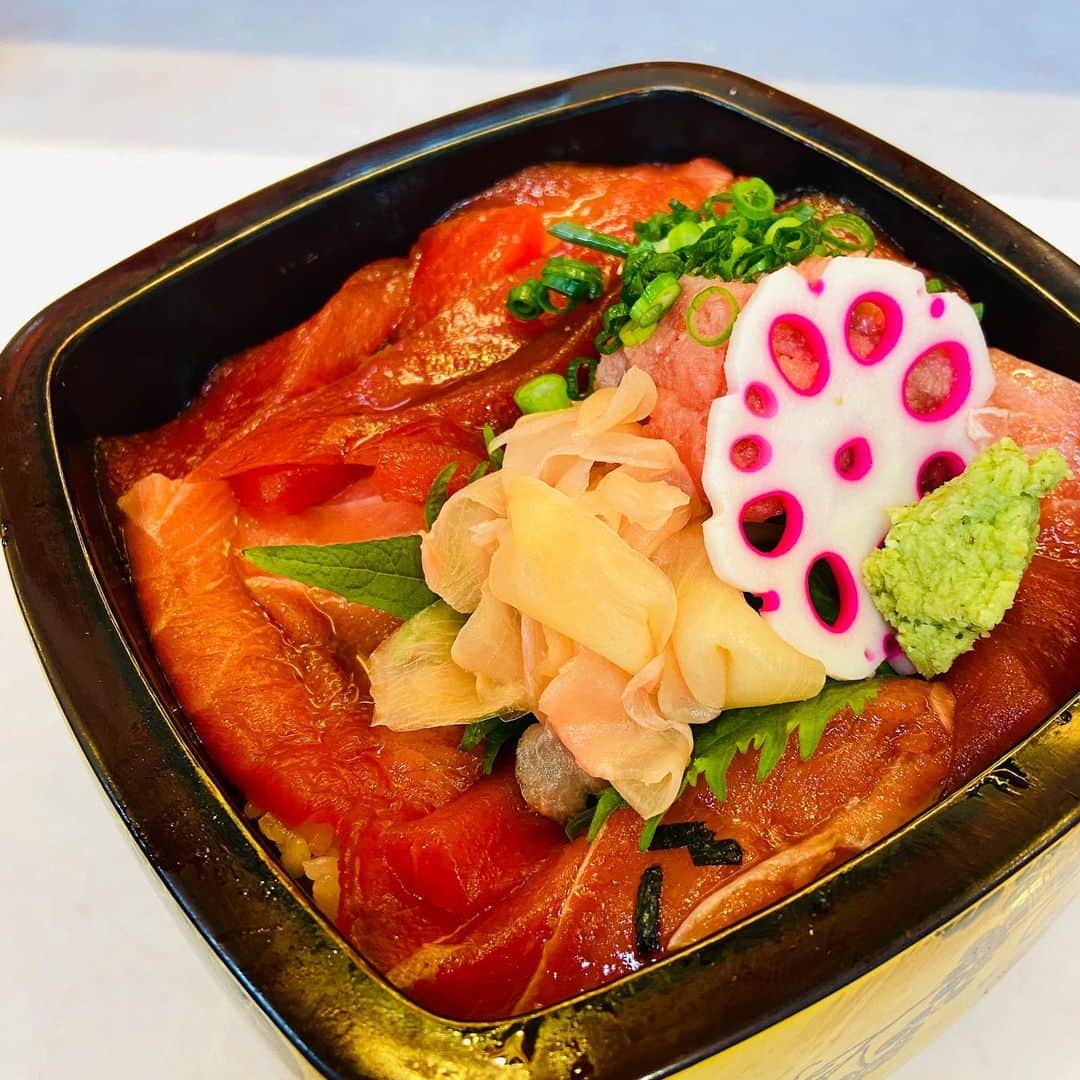 日々野真理のインスタグラム：「横浜F・マリノスの久里浜の練習場に取材に行ってきました(^^)  三崎港に近い久里浜。せっかくだから帰りに、まぐろ丼を食べて帰ってきました✨✨✨他に今日のおすすめの生シラス、真鯛と、好きなウニいくらも❤️  リーズナブルで美味しい。  #ひさご寿司第２  #横浜Fマリノス #yokohamafmarinos  #fmarinos  #ランチ #マグロ丼 #三崎港マグロ」