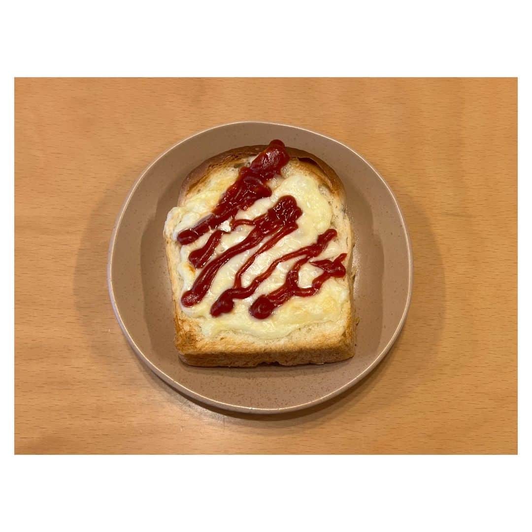 一木千洋さんのインスタグラム写真 - (一木千洋Instagram)「マヨネーズ塗ってチーズ乗せて適当にケチャップかけたトースト  地味に美味しい。ハインツのケチャップ大好き。」2月28日 21時09分 - ikkichihiro
