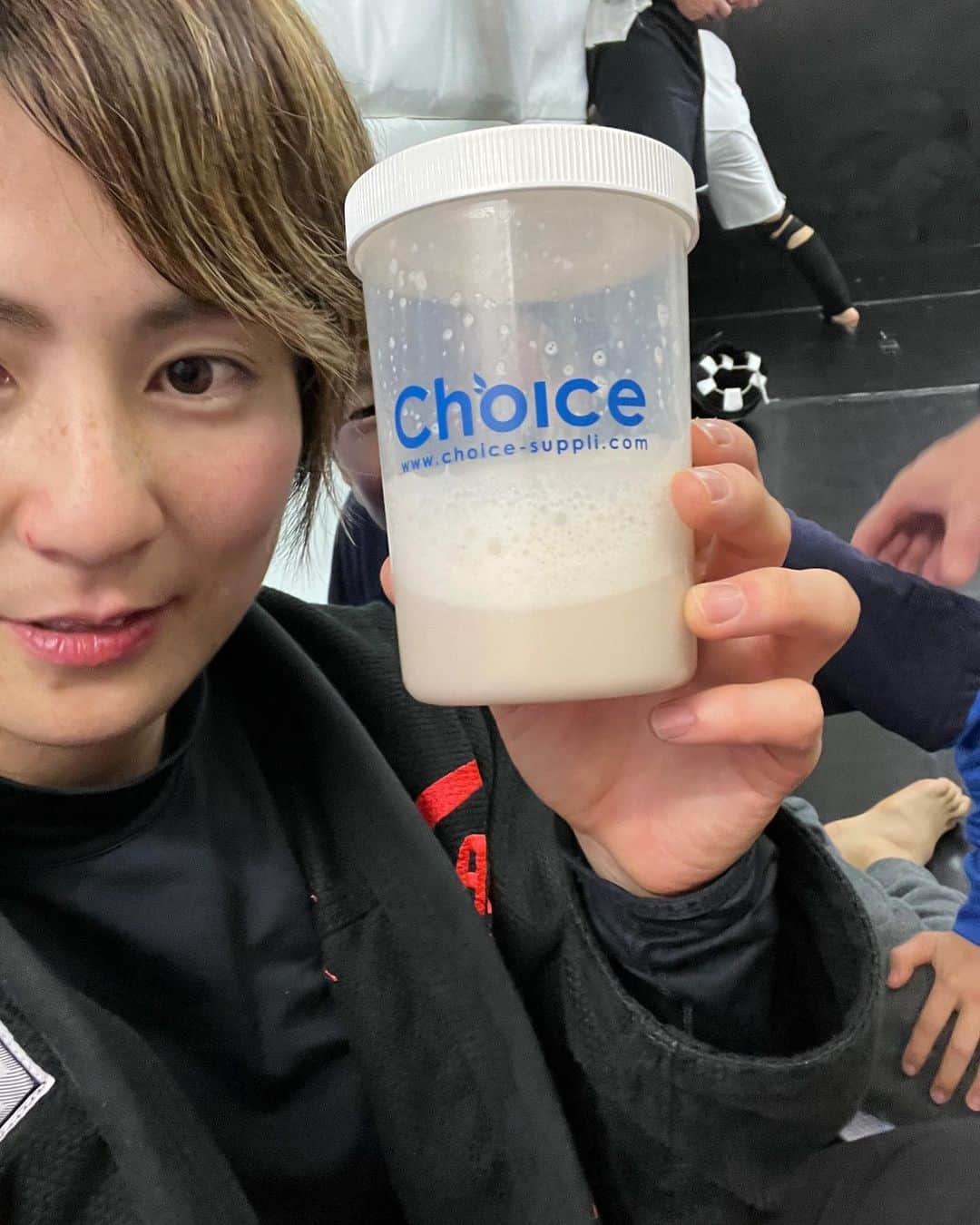 石岡沙織さんのインスタグラム写真 - (石岡沙織Instagram)「@choice.protein  @hishojuku  今日は久しぶりに平日夜、柔術行けた✨☺️ . 朝の練習は、スパーやると運転眠くなるので反復中心でやってたせいで、久々柔術着スパー❗️ . …久々だとダメね、指が痛ぁ😣笑 定期的に、しっかり練習しよ‼️ . #choice #ゴールデンホエイ #プロテイン #グラスフェッドプロテイン」2月28日 21時01分 - saori_ishioka_mma