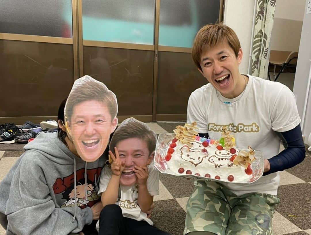 森渉さんのインスタグラム写真 - (森渉Instagram)「40歳になりました😊  朋ちゃんとフォレスチックパークのスタッフみんなでサプライズをしてくれて、最幸の誕生日を過ごせました😍  30代はいっぱい挑戦していっぱい駆け抜けたけど、 40代はさらに挑戦したい事を見つけたので、新たな夢に向かってまた全速力で突っ走ります‼️‼️‼️  朋ちゃん、最幸の誕生日プレゼントありがとう😊  #千笑 #金田朋子 #森渉 #子供 #kids #子育て #育児 #教育 #家族 #family #40歳 #誕生日 #サプライズ #サプライズバースデー #birthday #birthdaycake #サプライズケーキ #誕生日ケーキ」2月28日 21時03分 - watarumori.sports