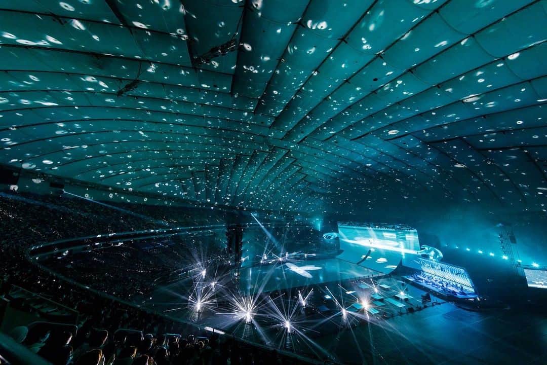 真鍋大度のインスタグラム：「もの凄い経験をさせて頂きました。貴重な機会に感謝致します。  #Repost @rhizomatiks with @use.repost ・・・ . 2023年2月26日にスケーター史上初の単独東京ドーム公演　Yuzuru Hanyu ICE STORY 2023”GIFT”が制作総指揮羽生結弦さん、演出MIKIKO先生の元、開催されました。ライゾマティクスは演出をサポートさせて頂きました。大変貴重な機会に関わらせていただき誠にありがとうございました。  On February 26, 2023, "Yuzuru Hanyu ICE STORY 2023GIFT," the first solo ice skating performance in the history of the Tokyo Dome, was held under the overall direction of Yuzuru Hanyu and the direction of MIKIKO. Rhizomatiks supported the production. We are grateful for the precious opportunity to participate. Thank you very much.  Photo: ©2023 GIFT Official #rhizomatiks #羽生結弦 #YuzuruHanyu #MIKIKO #ELEVENPLAY  @elevenplay @mikiko_san」