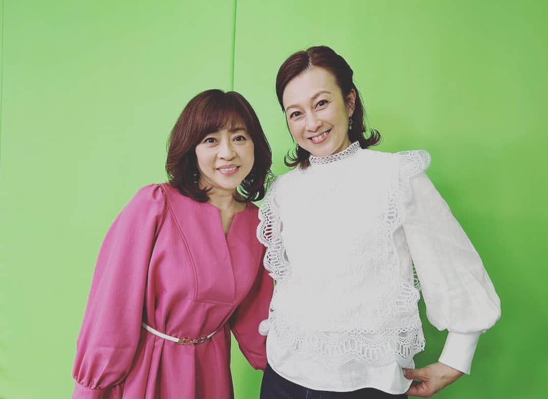 森尾由美さんのインスタグラム写真 - (森尾由美Instagram)「ご相談！  ５月5日は 私がレコードデビューした日です。 今年で40周年  あっという間！と感じるのは 私だけ？  40年って聞くとめっちゃ昔！ ……よね…😅  しかし！ せっかくなら何か 記念グッズを作ってみる？ なんて話しを マネージャーさんと していまして…  みなさん どう思います？  仕事にもお散歩にも携帯できる マイボトル…とか  ポケットサイズの タオルハンカチとか…  アイディアいただけたら 嬉しいです。  あ、今日はあっこちゃんと お仕事でした！  そしてオレオは 春のような日差しに まったり…  #デビュー40周年 #松本明子ちゃん #うちの子オレオ #記念グッズ」2月28日 21時08分 - yumimorio_official