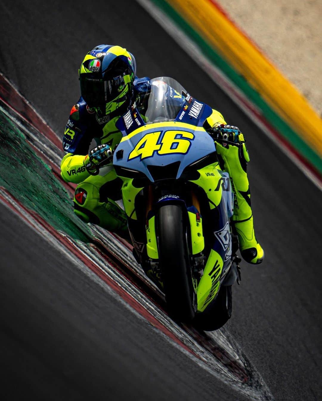 バレンティーノ・ロッシのインスタグラム：「Cutting some kerbs with my R1 for the Academy training day at the @misanoworldcircuit  Friday,Triple Crown 2/3  💣📸 @falex79」