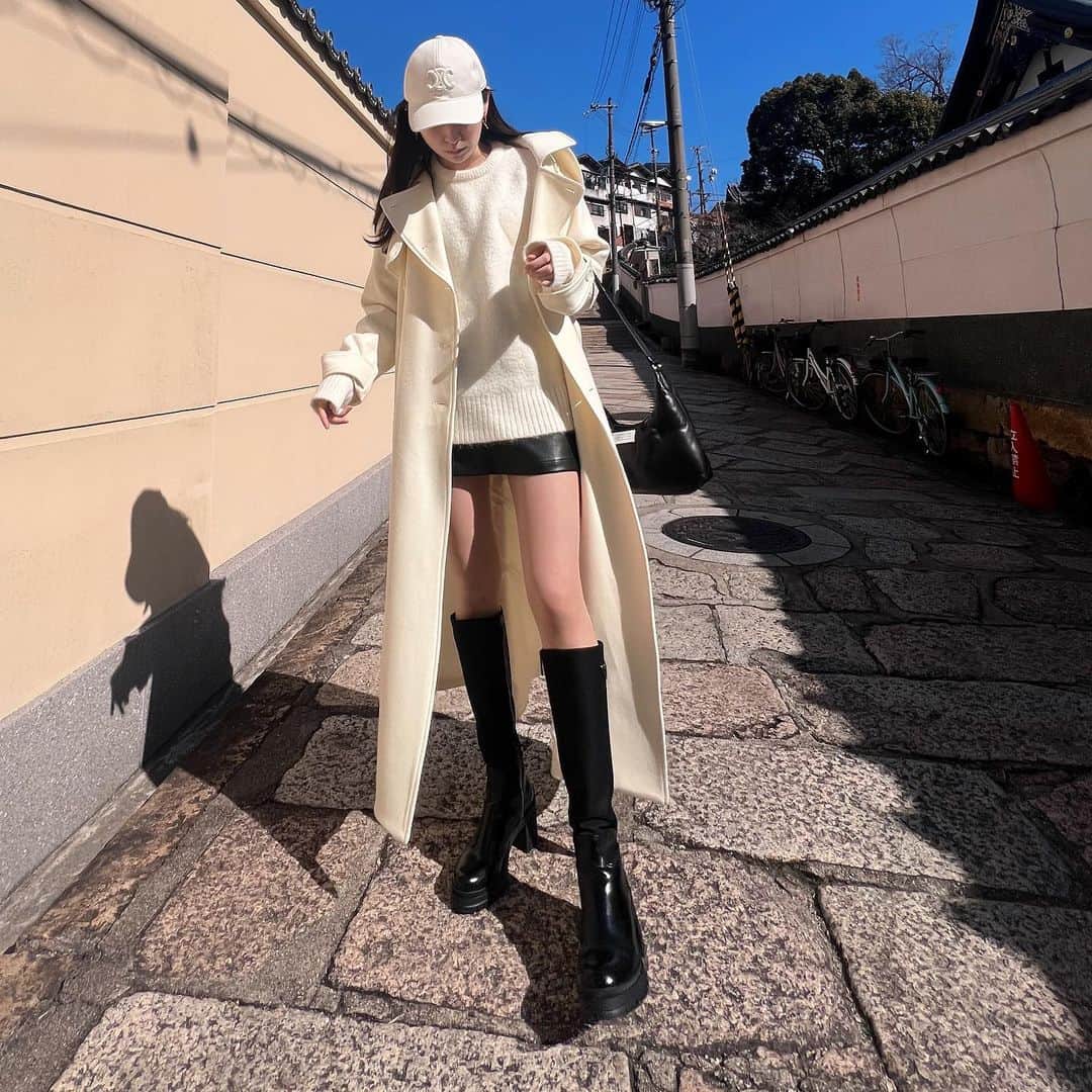 のインスタグラム：「広角レンズで撮ったらめっちゃ スタイル良く撮れるというのを 最近知りました💬 . これは昨日の私服。 🧥 @eimyistoire_official  👚 @amiparis  👖 @zara  👢 @prada  👜 @maisonmargiela  🧢 @celine  #アカリンコーデ #春服 #ootd #fashion」
