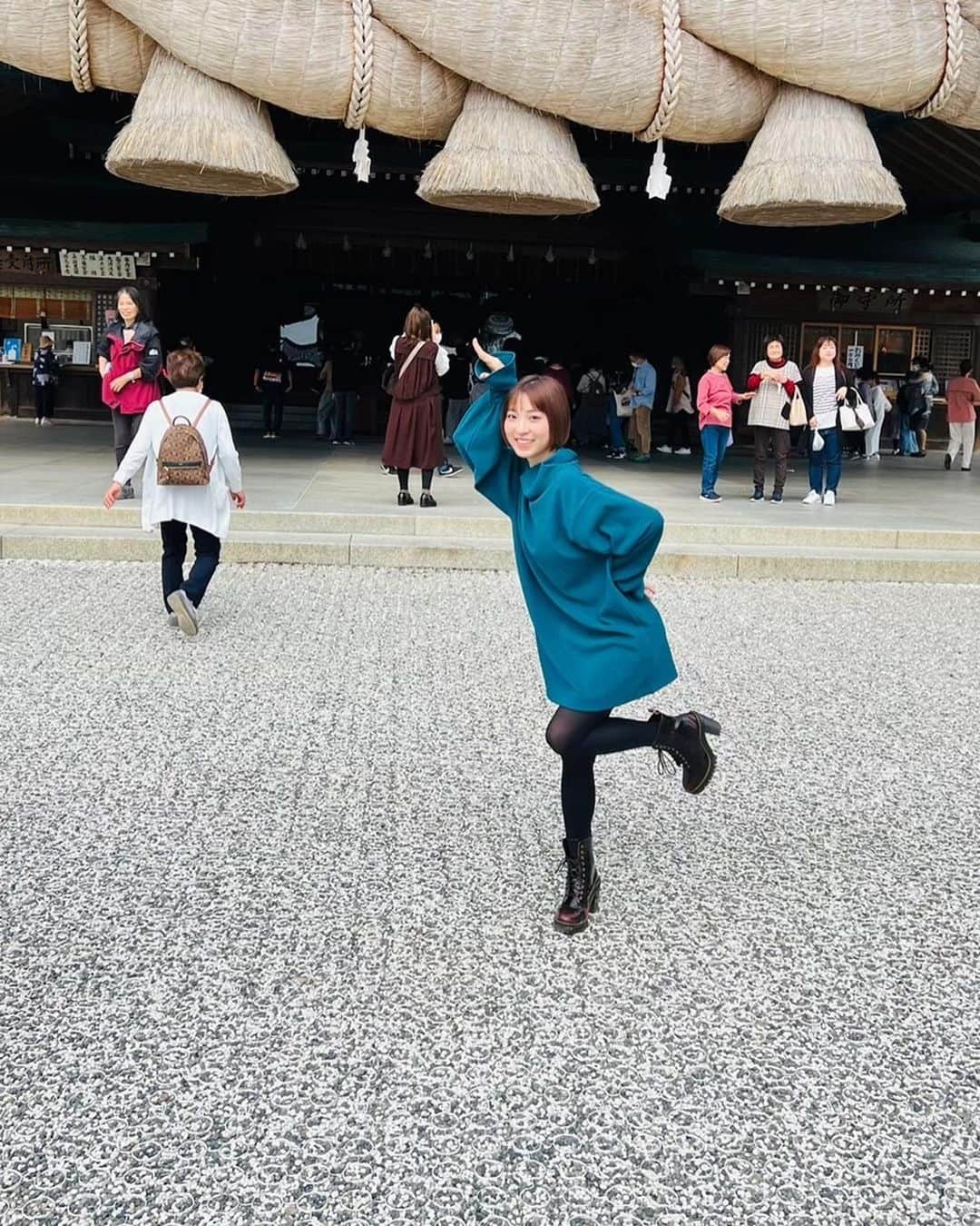 鈴木友梨耶のインスタグラム：「出雲大社〜🫶🏻  仕事で地方に行くことが多くなって御朱印集めを初めたんだけど、そこから良いことがある気がして、念願の出雲大社に行ってきました⛩  ちなみに、この日もお参りしてすぐ帰り道に仕事が決まった✨ ご利益あったかな🤭  しばらく島根写真♪  #出雲大社 #島根 #島根旅行 #御朱印集め #trip #japan #travel #何でこのポーズだったか覚えてないw」