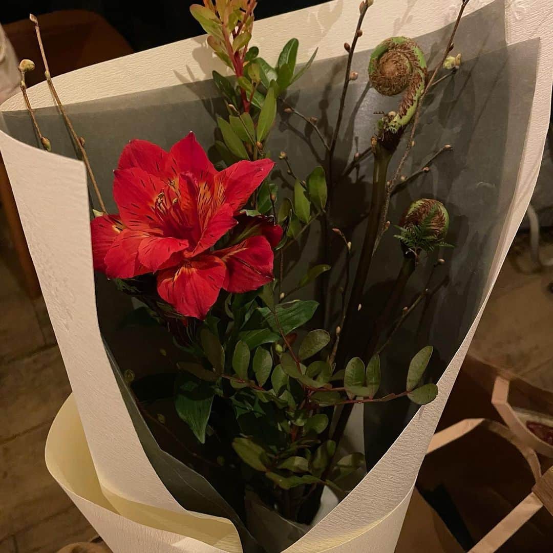 RINのインスタグラム：「・ お花をあげることはあったけど貰うことって そうそう無いから嬉しいよね~😮‍💨🤍 蕾なのがまた良い。 素敵だなぁ  #ニョッキを新しく覚えました」