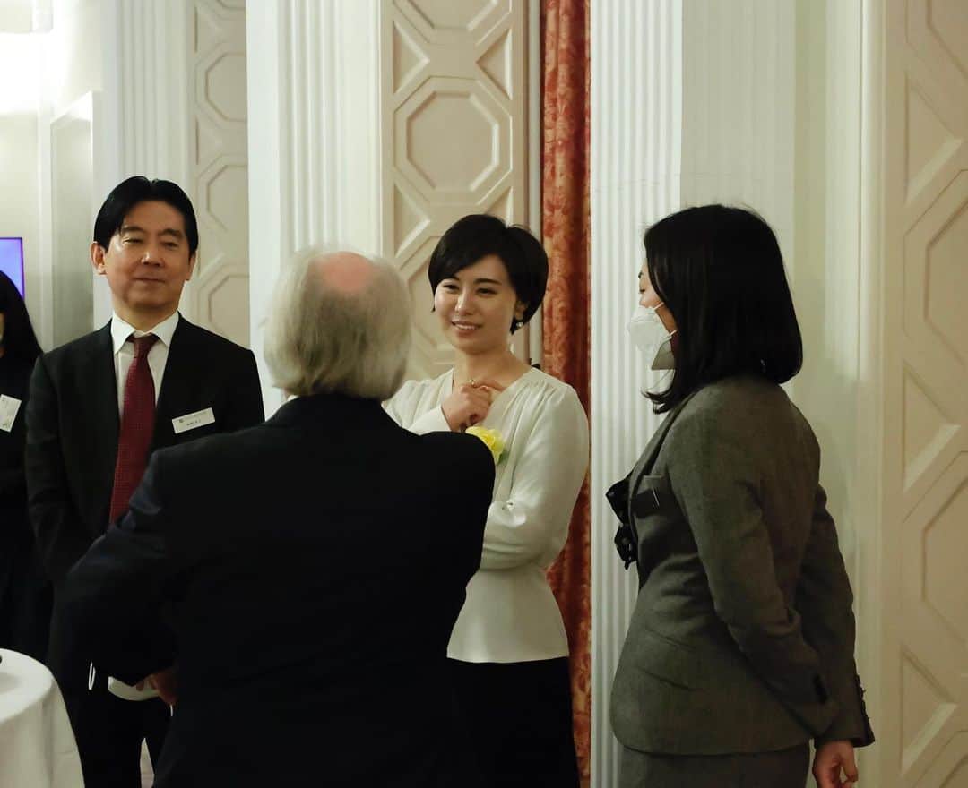 瀧口友里奈さんのインスタグラム写真 - (瀧口友里奈Instagram)「【英国大使館にて行われたパネルディスカッション🇬🇧】モデレーターを務めさせていただきました🎤  本番前には、駐日英国大使のジュリア・ロングボトムさんと意見交換の時間も。 とてもチャーミングで素敵なお方でした✨  イベントのテーマは「日本企業のインクルージョン＆ダイバーシティ」。  ジュリアさんのスピーチで幕を開け、パネルセッションはこのような登壇者の構成で行われました。  パネリスト（五十音順） * 野村HD  奥田 健太郎CEO * ヤンマーHD  長田 志織 CSO * 東京海上HD常務執行役員  生田目 雅史様  * NEC 森田 隆之CEO  モデレーター * 経済キャスター・SBI新生銀行社外取締役  瀧口 友里奈  私自身、インクルージョン＆ダイバーシティに関して、メディアの立場からだけでなく、大学、銀行など様々な方と関わらせていただき、より良い道を目指して自分の役割を全うできたらと考えている中で、今回は日本を代表するグローバル企業トップ経営者の皆様からお話を伺える、大変貴重な機会となりました。  なぜ本気でI＆Dに取り組もうと思われたのか、I＆Dの重要性が示された事例、インクルーシブな組織文化を醸成するために（日本人男性を中心とした）多数派にどのような働きかけが可能かなど、お話をうかがいました。   オーディエンスには、招待を受けたCEOや執行役員など日本を代表する９０名近くのビジネスリーダーの方々が集まってくださり、このテーマに対する日本企業の関心の高さがうかがえましたし、Q&Aセッションでは、自身もCEOである参加者とパネリストのCEOとの間で率直で非常にリアルな質問と応答が繰り広げられ、熱気あふれる濃厚な時間となりました。  閉会後のレセプションやアンケートでは、パネリストの皆さんのお話や、インタラクティブなセッション内容、そして、モデレーターの私にまで大変温かく好評のご反応をいただき、嬉しかったです。  主催の英国Odgers Berndtson社と英国大使館の皆さんの思いのこもった、大変素晴らしい企画と場をどうもありがとうございました。  私自身、このように本音で語っていただく場を、いかによくモデレートして、社会が変わるアクションへと繋げていく機運を醸成できるか、今後も励んでいきたいと思います。  #英国大使館公邸 #britishembassy #britishembassytokyo #diversityandinclusion #司会 #モデレーター #瀧口友里奈」2月28日 21時12分 - yurinatakiguchi