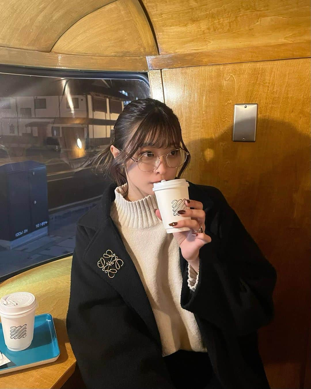 島崎由莉香さんのインスタグラム写真 - (島崎由莉香Instagram)「☕️ 日光のこのお店めちゃめちゃ可愛くて 居心地良すぎたっ  ( @contact_nikko )  #日光 #栃木 #栃木観光 #栃木旅行 #栃木カフェ #日光観光 #日光旅行 #日光カフェ #カフェ巡り #コーヒータイム #まるめがね #丸メガネ #めがね女子 #丸メガネ男子 #ロエベ #ロエベブローチ」2月28日 21時13分 - yurika_shimazaki