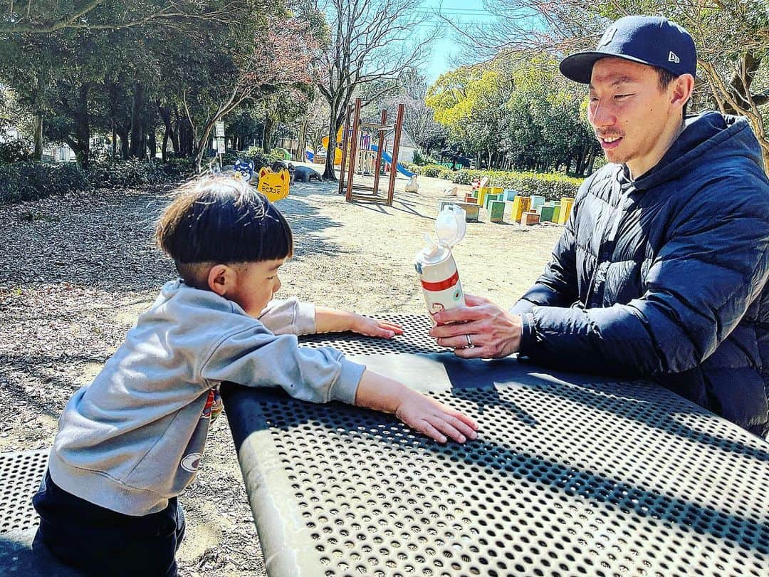 渡部仁さんのインスタグラム写真 - (渡部仁Instagram)「リフレッシュ🌞‼︎‼︎ 子は親の背中を見て育つ。 色々と頑張ります🫡  愛知県内のおすすめ公園教えて下さい🙇🏻‍♂️  #トヨタ車体ブレイヴキングス  #newera #neweracap」2月28日 21時14分 - jin.w20