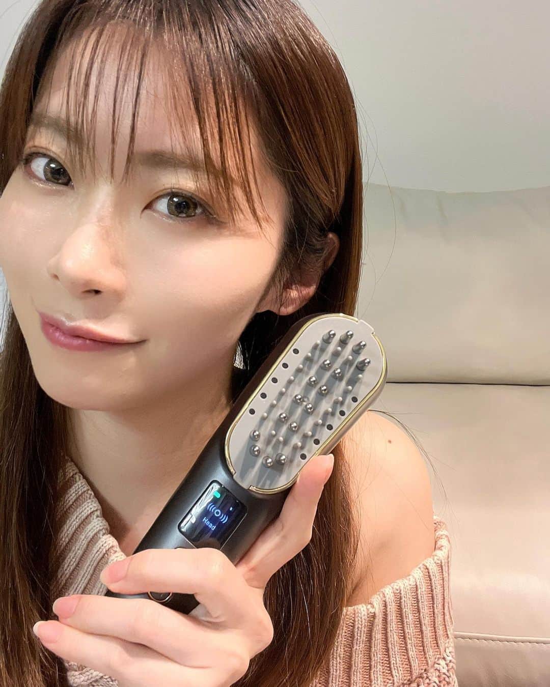 のインスタグラム：「ずっと欲しかった電気バリブラシ🤍  ガチガチの頭皮をほぐして、 顔のリフトアップを狙ってます！！  いつもエステで頭皮にバリブラシやってもらうと顔がすごいあがるから、家にも欲しくて☺️✨  @wavewave.wavewave のScalp Brush Pro は EMSリフトケア × ラジオ波うるおいケアができて、さらに半導体レーザー、LED、バイブレーションでの肌ケアが可能💠  お風呂でも使えるし、アタッチメントを付け替えるだけでHeadモードとFaceモードに切り替わるの便利✨  楽天市場で、"美顔器" "wavewave"と検索してみてね🥰 . . #wavewave #美顔器 #バリブラシ #電気バリブラシ #EMS #美容オタク #ホームケア #リフトアップ #頭皮ケア #頭皮マッサージ #ラジオ波 #小顔ケア」