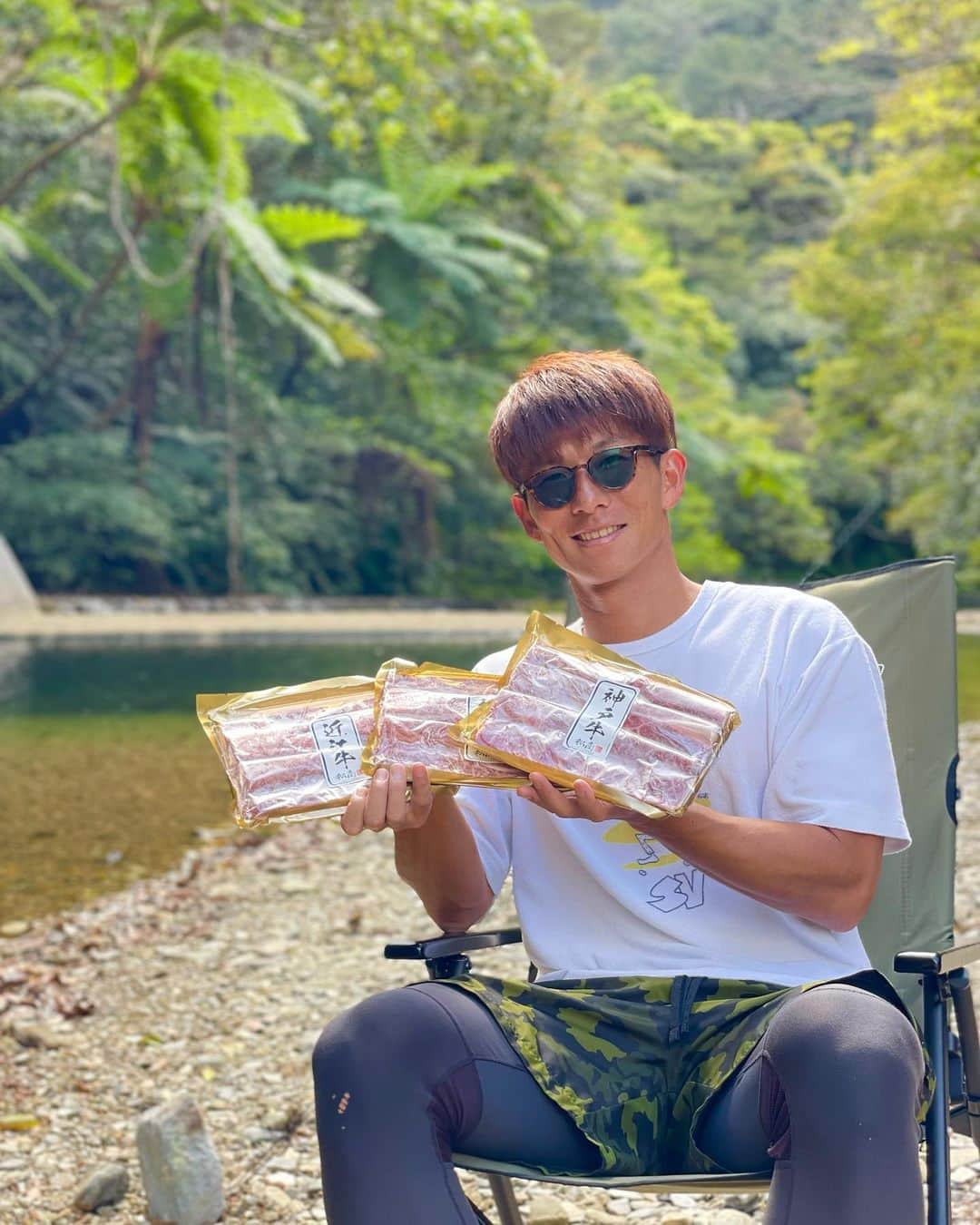 安藝正俊のインスタグラム：「休日はもちろんデイキャンプ😆🙌  今回もやんばるの自然で 松坂牛・近江牛・神戸牛を抱えて  贅沢デイキャンプ🏕  今回はすき焼き ならぬ、焼きすき  先に焼いて その後生卵とすき焼きダレを混ぜたヤツに肉をダンクして食べる…  ヤバい。美味すぎる😍  次の贅沢までまた頑張ろう🔥  《着用サングラス》 @zeque_by_zeal  Juno : BROWN DEMI / TRUE VIEW  #沖縄#沖縄移住#沖縄旅行#沖縄好きな人と繋がりたい#キャンプ#デイキャンプ#川キャンプ#松坂牛#近江牛#神戸牛#okinawa#okinawalife#camp」