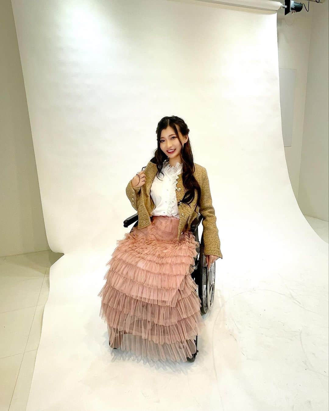 葦原海のインスタグラム：「#コーデ  お洋服全て( @shein_japan ) 　 私服でお仕事する時の方が多いから 今回は初めてSHEINで揃えてみた👗 　 打ち合わせ等はもちろんやけど 撮影も、講演も、テレビ収録も 実は私服だったりするよ〜🤫❤︎ 　 　 妹にもYouTube出演協力してもらって 今回注文した商品を全部レビュー紹介 したので是非、参考になるといいな💓 　 　　 《着用してる商品番号》 ジャケット：11385982 (Lサイズ) 白トップス：11195522 (Sサイズ) ピンクスカート：1244292 (ワンサイズ) ワンピース：11982(Mサイズ) 　 　 【クーポンコード】⇨　ashihara お買い上げ金額1～5,999円まではセール価格より15%OFF、6,000円以上は20%OFFが適用！ 是非使っちゃってね〜🥹💗 　 利用期限：公開日〜3月31日 　 . . .  #SHEINforAll #SHEIN #ootd #fashion #SHEIN購入品 #SHEINコーデ #車椅子 #ファッション #モデル #ad @sheinofficial」