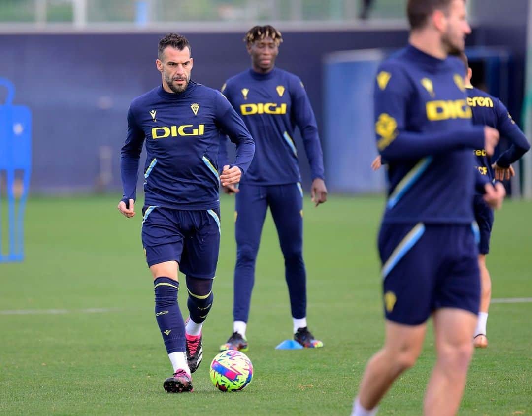 アルバロ・ネグレドのインスタグラム：「De vuelta con mis compañeros 💪🏻🔙」