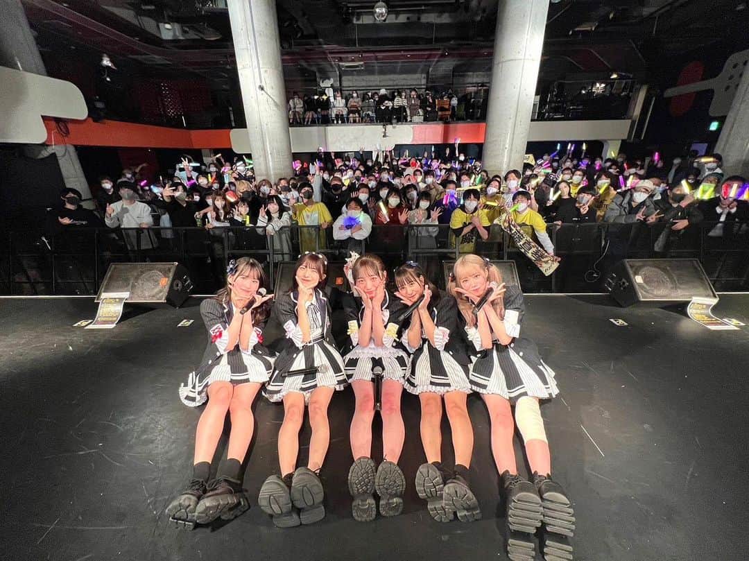 のインスタグラム：「急な発表で平日にも関わらず沢山の方に来て頂けて嬉しかったです。初めての方懐かしい方おまいつさん、私のこと憧れてくれてる子、沢山の関係者の皆様、お母さん。 本当にたくさんの方のおかげでこのライブが成り立つのでわたしだけでは出来ないし、ほんとは卒業せず今すぐ辞めるってずっと言ってたけどみんなが何度も卒業LIVEしてって言ってくれたから昨日幸せな気持ちになりました。 私は本当に素敵でわたしには勿体無いくらいの環境で2年間活動させて頂けて毎日幸せでした。めちゃくちゃ病んで死にたいなーとか仕事無理って半分以上なって、LIVEは毎回怖くてファンの方に目を合わせることもレスすることも出来なかったけど、みんなのおかげで変わることができました。 いい意味で変われました。 昨日はやりたいこと全部やらせてもらえて、やく22時間30分お仕事させて頂けて、嬉しかった。スタッフさん、ファンの方大変だったと思うからゆっくり休んでください！ いい締めくくりができて後悔ないです！ ありがとうございました！！！」