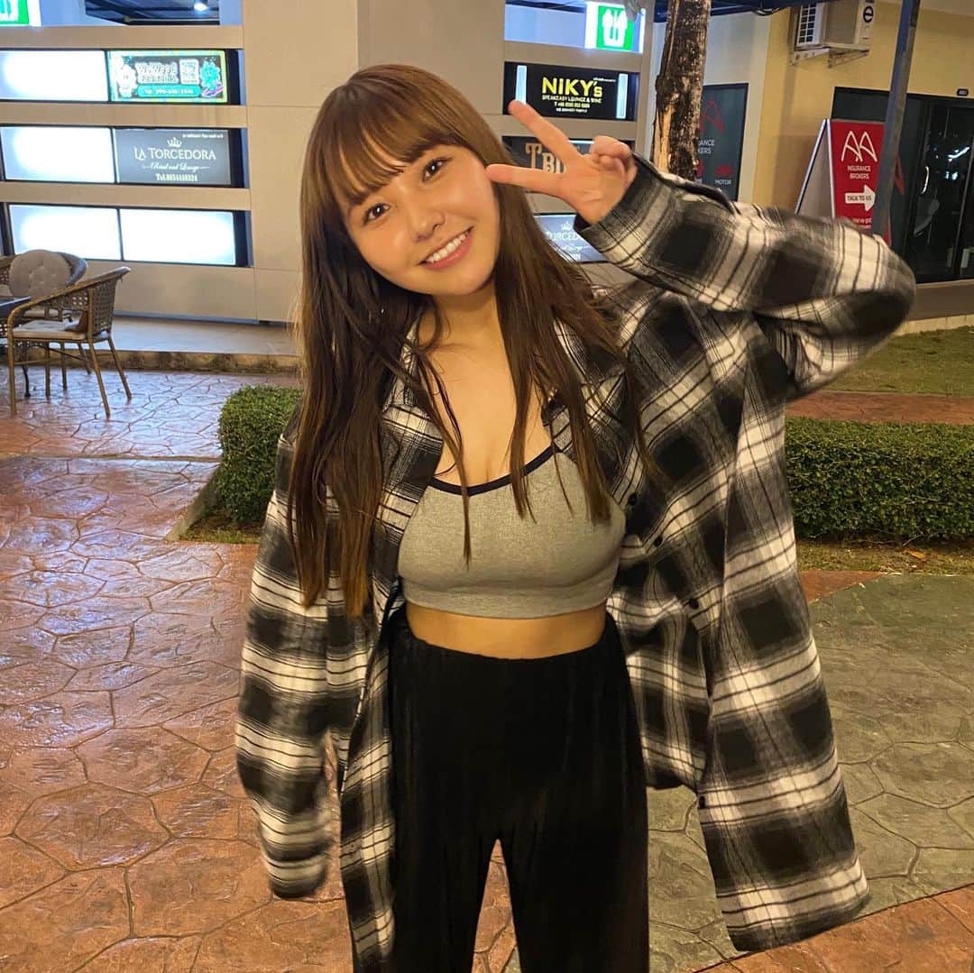 本郷柚巴のインスタグラム：「ぴーす☺️🌼  #今の季節に #合ってない服装」