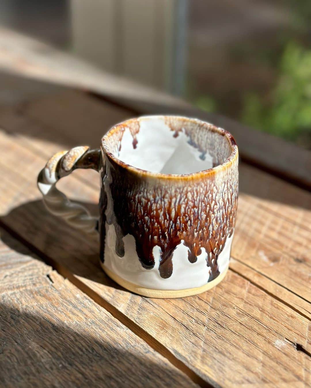 吉田沙世のインスタグラム：「月に２回の陶芸教室に通って 年始から作り始めたマグカップが今日やっと完成☕️✨  重ね掛けした釉薬が混ざり合って こんな模様に♡  焼き上がるまでどうなるか分からず 内心ヒヤヒヤ🥹💦  (特コシ :白萩/飴)  @studio_knot_ceramics  #陶芸#ceramics#pottery」