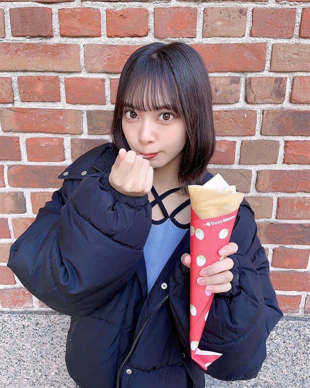 山田寿々のインスタグラム：「. ⁡ ⁡ 好きなクレープはどんなのですか？- ̗̀ 🍽𓈒𓂂𓏸 ⁡ すずは甘いのが好き〜っ、 チョコレートとかホイップたっぷりのやつ♡ ⁡ ⁡ #クレープ #横浜 #横浜グルメ #みなとみらい #赤レンガ倉庫 #アイドル #ootd #ボブ #外ハネボブ」